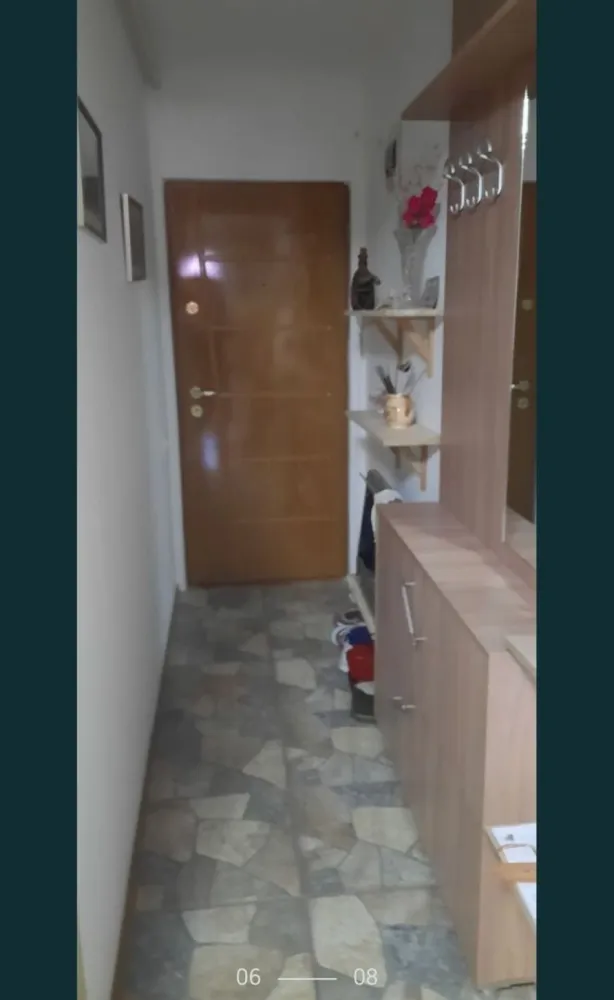 De vanzare apartament cu 2 camere - De vânzare apartament cu doua camere situat in cartierul Poarta 6. 
Imobilul este utilat și mobilat, dotat de centrala proprie pe gaze. Fiind situat la mansarda unui bloc cu 4 etaje, apartamentul este foarte călduros datorită atat podului de deasupra cât si a unei foarte bune izolații. 

Ideal pentru o prima achiziție.