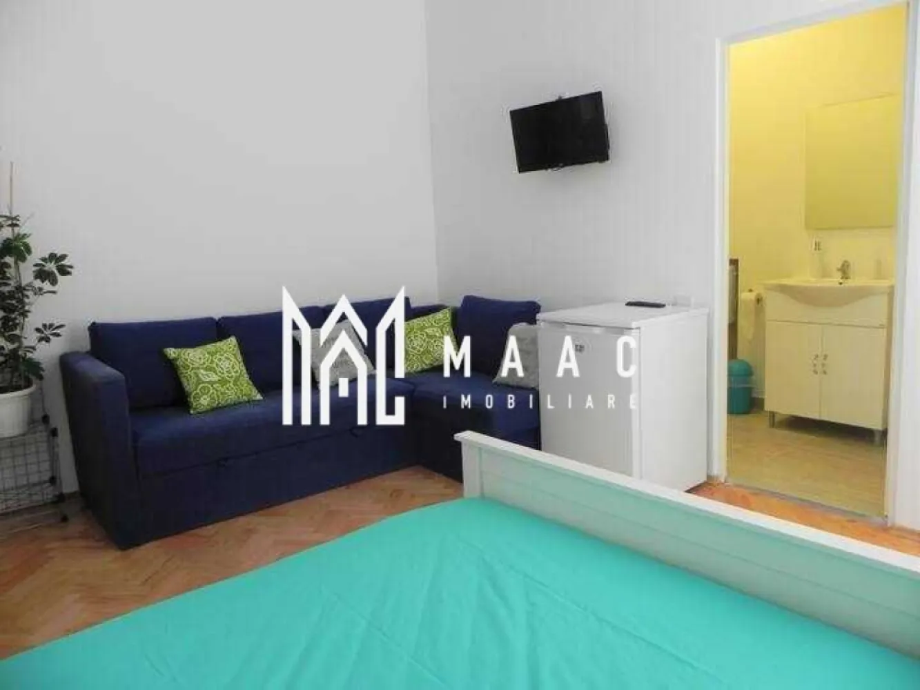 ULTRACENTRAL I INVESTITIE I Apartament 2 Camere I Decomandat - Apartament 2 camere, decomandat, 45 mp, etaj 1/1 – Ultracentral-Mitropoliei

Îți prezentăm un apartament mobilat și utilat, cu 2 camere, situat la etajul 1 din 1, într-o curte comună cu doar 3 apartamente, în inima Sibiului – zona Mitropoliei. 

Este o proprietate cu caracter, ideală atât pentru locuit, cât și pentru investiție.

Detalii apartament:

Suprafață utilă: 45 mp
2 dormitor2 spațiose
Bucătărie separată
2 Bai.
Etaj 1/1
Pod renovat, situat deasupra apartamentului
Fațadă renovată – imobil cu aspect îngrijit și valoare istorică
Se vinde complet mobilat și utilat
Apartamentul a funcționat în trecut în regim hotelier (Airbnb/Booking)

Avantaje importante:
Locație excelentă, în centrul orașului – la câțiva pași de Piața Mare, restaurante, cafenele, muzee, zone pietonale
Ideal pentru investiție în regim hotelier sau pentru locuit permanent
Curte comună liniștită, cu vecini puțini
Acces facil către toate punctele de interes din Sibiu
Construcție solidă, cu pod și fațadă recent renovate
Disponibil imediat.

Pentru detalii suplimentare sau pentru programarea unei vizionări ID : CP2526303
