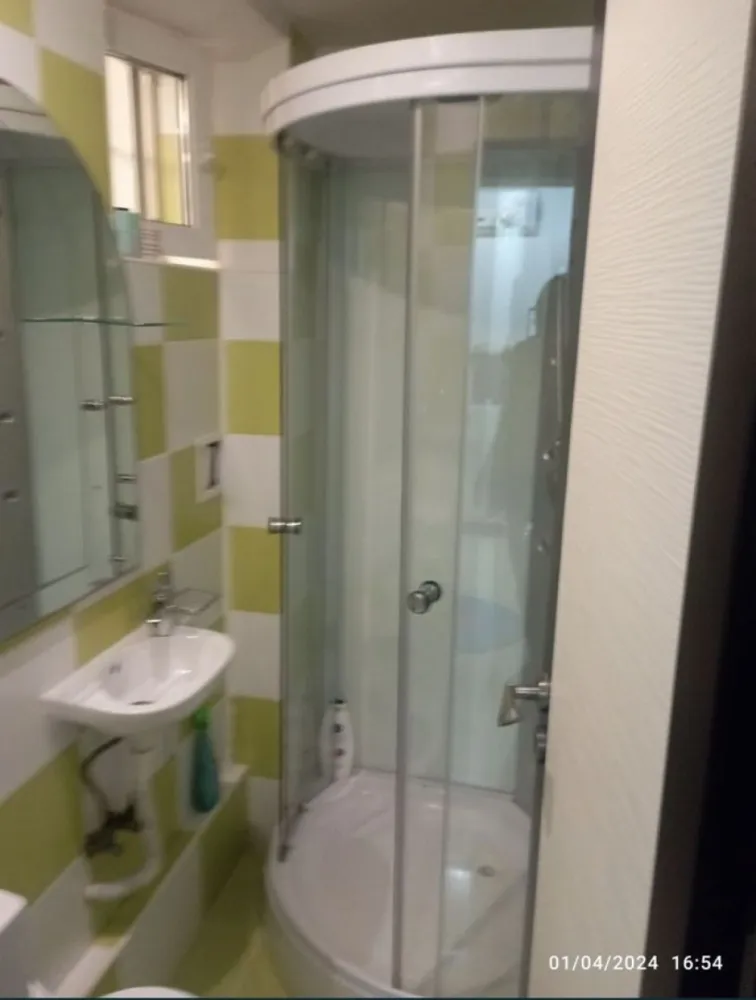 Apartament Tomis Nord - Vand apartament 2 camere, decomandat, zona tomis nord, ciresica. Aleea Lotus. Etaj 1. 
Apartamentul are 2 camere decomandat, renovat recent, instalatie de incalzire si electrica refacute. Se vinde mobilat si utilat complet astfel: 
-2 televizoare
- fridgider
-masina de spalat 6 kg
-plita
-cuptor cu microunde
-aer conditionat
-mobila facuta la comanda.
Se vinde exact ca in poze. 
Incalzire RADET. 
Pretul este in euro, fix.
Pt alte informatii tel o7678o3544
Multumesc