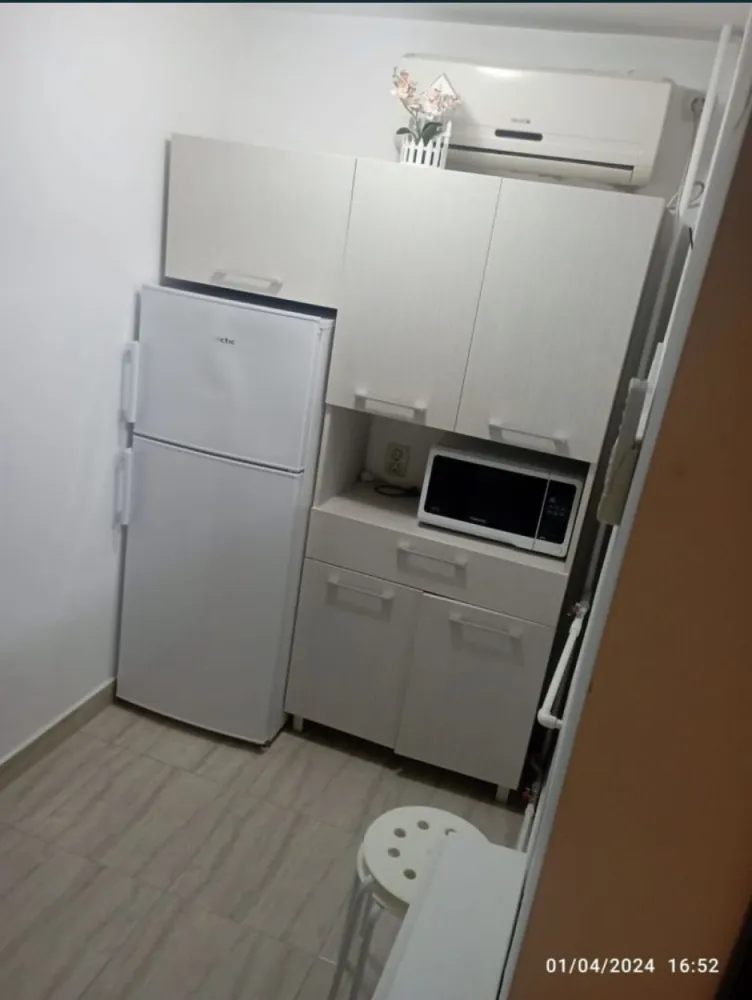 Apartament Tomis Nord - Vand apartament 2 camere, decomandat, zona tomis nord, ciresica. Aleea Lotus. Etaj 1. 
Apartamentul are 2 camere decomandat, renovat recent, instalatie de incalzire si electrica refacute. Se vinde mobilat si utilat complet astfel: 
-2 televizoare
- fridgider
-masina de spalat 6 kg
-plita
-cuptor cu microunde
-aer conditionat
-mobila facuta la comanda.
Se vinde exact ca in poze. 
Incalzire RADET. 
Pretul este in euro, fix.
Pt alte informatii tel o7678o3544
Multumesc