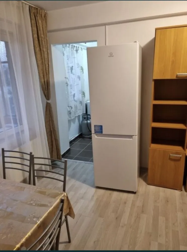 Apartament 2 camere - Vând apartament cu 2 camere cu o suprafata de 31 mp, etj. 4/4, situat in zona Tomis Nord-Ciresica. Apartamentul a fost renovat de curand, are gresie, faianta, parchet, termopane si se vinde mobilat. Blocul este izolat termic. Poate fi vizionat oricând.
