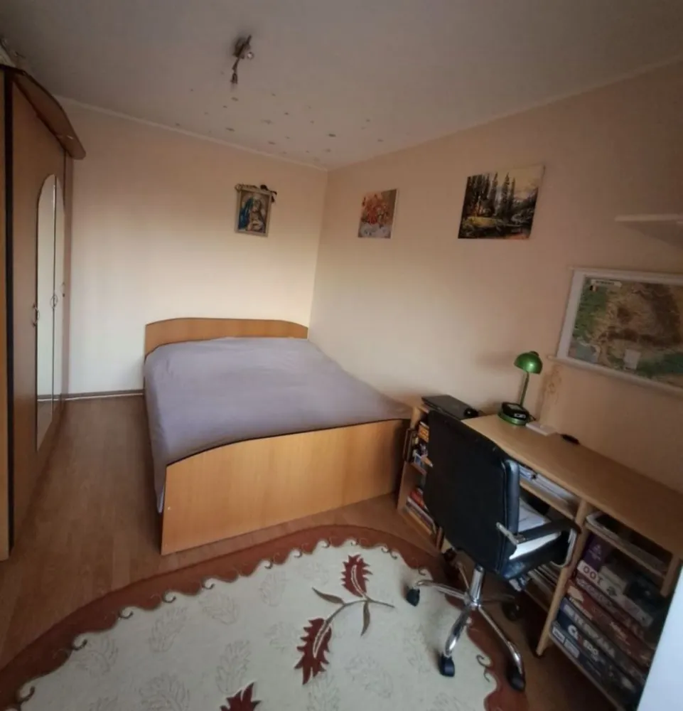 Vand apartament Casa de cultura - Vând apartament 2 camere semidecomandat, situat la etajul 4/4 în zona Casa de Cultura cu o suprafață de 42 mp cu balcon. Deasupra este construit un pod ( mansardă nelocuibilă). Apartamentul prezintă îmbunătățiri: gresie,faianță, parchet,termopan,centrală gaze ,aer condiționat, este izolat, și încadrat. Se vinde semimobilat. Prețul este negociabil.