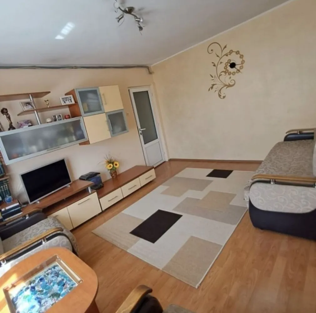Vand apartament Casa de cultura - Vând apartament 2 camere semidecomandat, situat la etajul 4/4 în zona Casa de Cultura cu o suprafață de 42 mp cu balcon. Deasupra este construit un pod ( mansardă nelocuibilă). Apartamentul prezintă îmbunătățiri: gresie,faianță, parchet,termopan,centrală gaze ,aer condiționat, este izolat, și încadrat. Se vinde semimobilat. Prețul este negociabil.