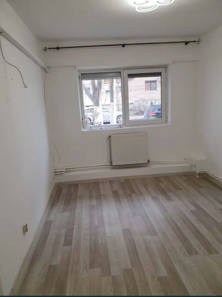 Studio 2 camere decomandate zona Faleza Nord Strada unirii - Vând studio situat in zona Faleza Nord, pe strada Unirii la parter, având suprafata utila 34 mp + o boxa situata pe acelasi palier, compusă din două camere decomandate, respectiv living cu bucătărie open space, dormitor și baie cu cabină de duș. 
Imobilul este recent renovat, dotat cu centrala pe gaze, aer condiționat, rulouri exterioare, corpuri de iluminat led, mobilă de bucătărie nouă, plită pe gaz, mașină de spălat rufe, ideal pentru locuinta sau inchiriere și se vinde așa cum este prezentat.