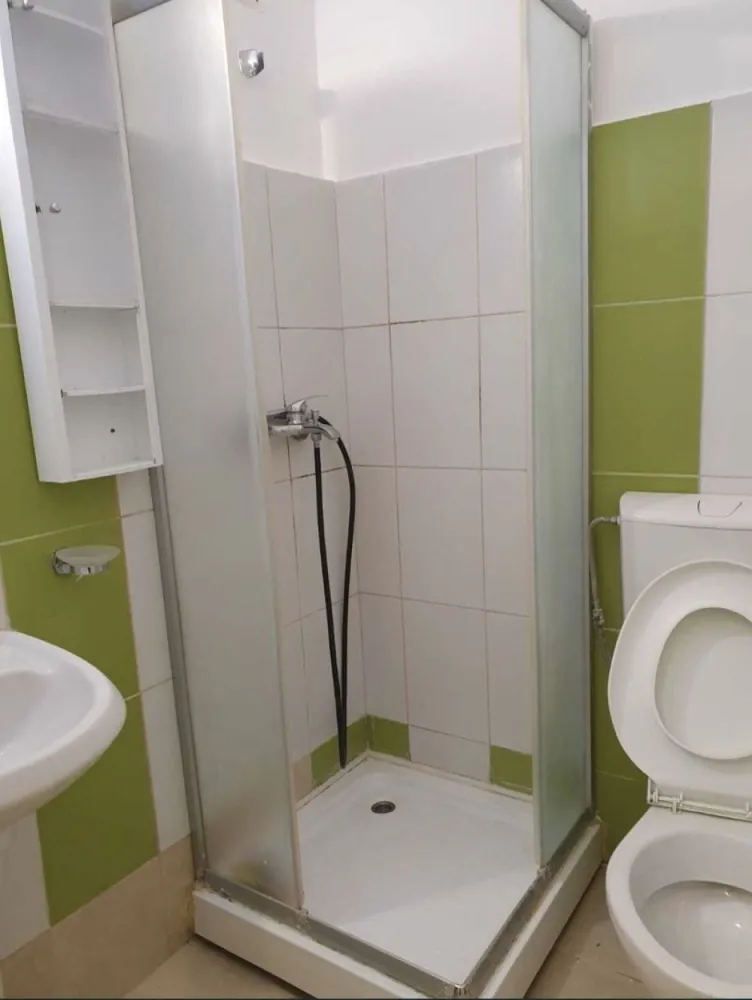 Studio 2 camere decomandate zona Faleza Nord Strada unirii - Vând studio situat in zona Faleza Nord, pe strada Unirii la parter, având suprafata utila 34 mp + o boxa situata pe acelasi palier, compusă din două camere decomandate, respectiv living cu bucătărie open space, dormitor și baie cu cabină de duș. 
Imobilul este recent renovat, dotat cu centrala pe gaze, aer condiționat, rulouri exterioare, corpuri de iluminat led, mobilă de bucătărie nouă, plită pe gaz, mașină de spălat rufe, ideal pentru locuinta sau inchiriere și se vinde așa cum este prezentat.