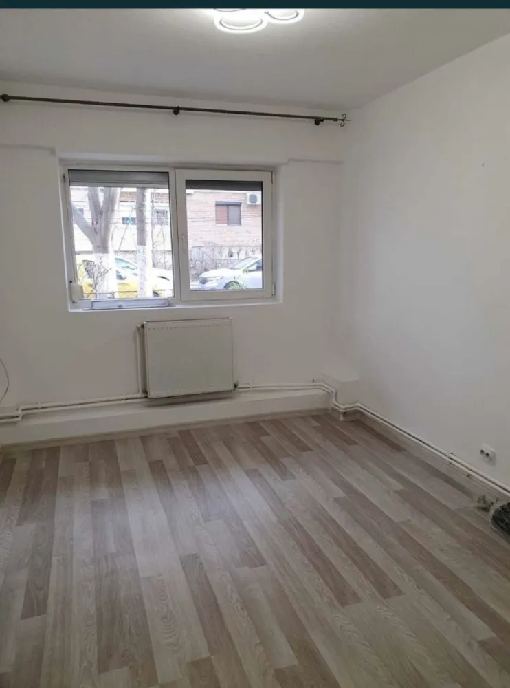 Studio 2 camere decomandate zona Faleza Nord Strada unirii - Vând studio situat in zona Faleza Nord, pe strada Unirii la parter, având suprafata utila 34 mp + o boxa situata pe acelasi palier, compusă din două camere decomandate, respectiv living cu bucătărie open space, dormitor și baie cu cabină de duș. 
Imobilul este recent renovat, dotat cu centrala pe gaze, aer condiționat, rulouri exterioare, corpuri de iluminat led, mobilă de bucătărie nouă, plită pe gaz, mașină de spălat rufe, ideal pentru locuinta sau inchiriere și se vinde așa cum este prezentat.