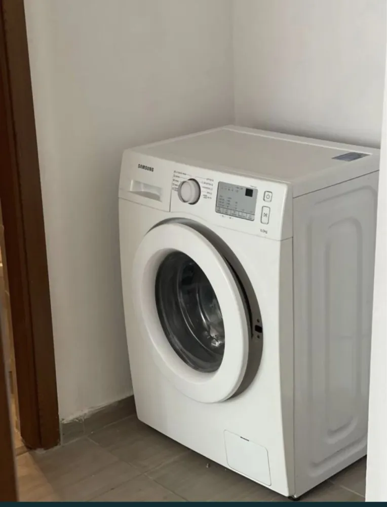 Apartament 2 camere de vanzare - Persona fizica, vând apartment 2 camere decomandate, etaj 4/10 cu o suprafata de 50m patrati, zona km 4-5 lãngã Penny si Doraly Mall. Apartmentul se vinde mobilat si utilat, având centrala cu gaze. Apartamentul este liber, find renovat recent(mobilierul nou). Pret 85.000 de euro negociabil. Pentru agentii imobiliare comision de 1%. Nr de contact: 0721353594