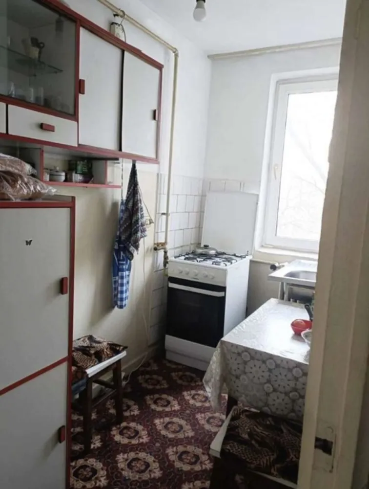 Vand apartament in Tomis Nord zona Ciresica - Apartament 2 camere decomandat etaj 1 comfort 1 40 metri pătrați Izolat pe afara polistiren 5 cm Termopane Gaze 2 focuri Situat in Tomis Nord ,Cireșica ,cap de linie 42-43 Aproape de piata,city,mall, plaja ,facultate,licee,scoli,gradinita. O singura scara de bloc etajul 1 din 4 .