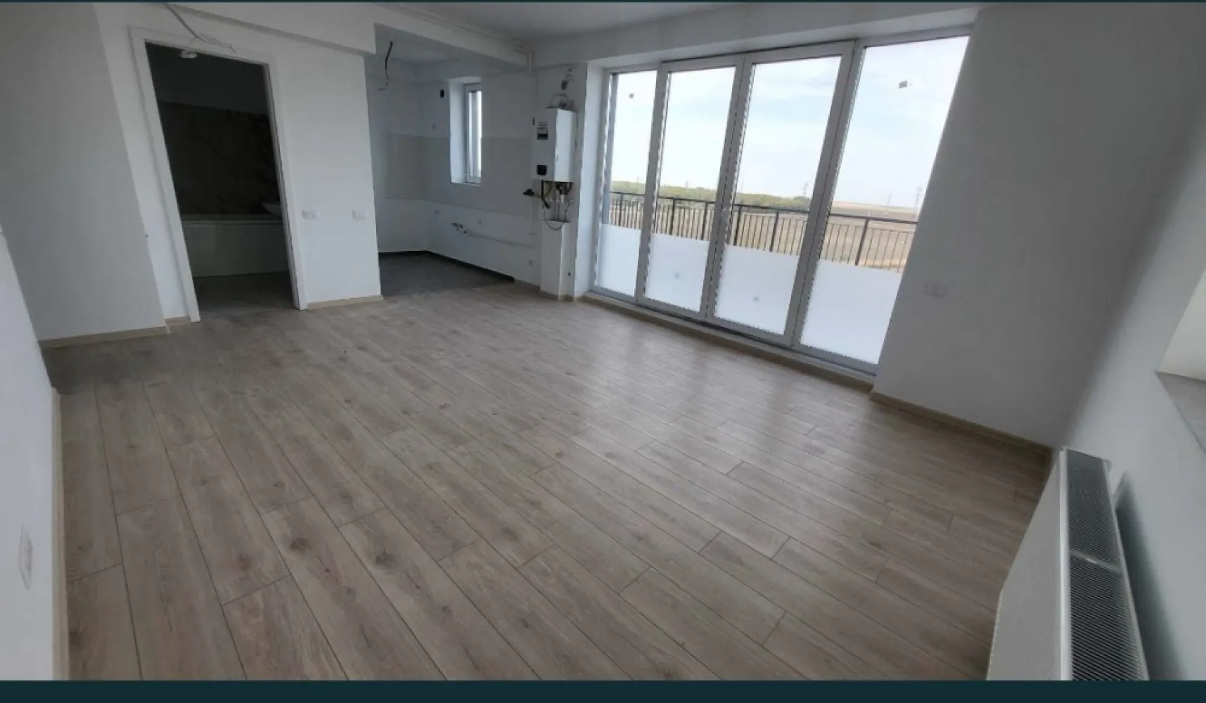 Apartament Nou, Novopolis, suprafata totala 73,3 mp + parcare - Vand apartament in bloc nou , complex Novopolis , Constanta , I.C. Bratianu nr.284. Apartamentul este împărtit astfel: -camera de zi + living+bucatarie 26,1 mp -hol 7,2 mp -baie 4.5 mp -dormitor 12.8 mp -balcon 22,7 mp Locuința se va preda viitorului proprietar la stadiul finisat și nemobilată. Printre dotări se regăsesc: ferestre termopan, ușă metalică, lift, interfon, centrală termică. Apartamentul are inclus in pretul de vanzare si parcarea