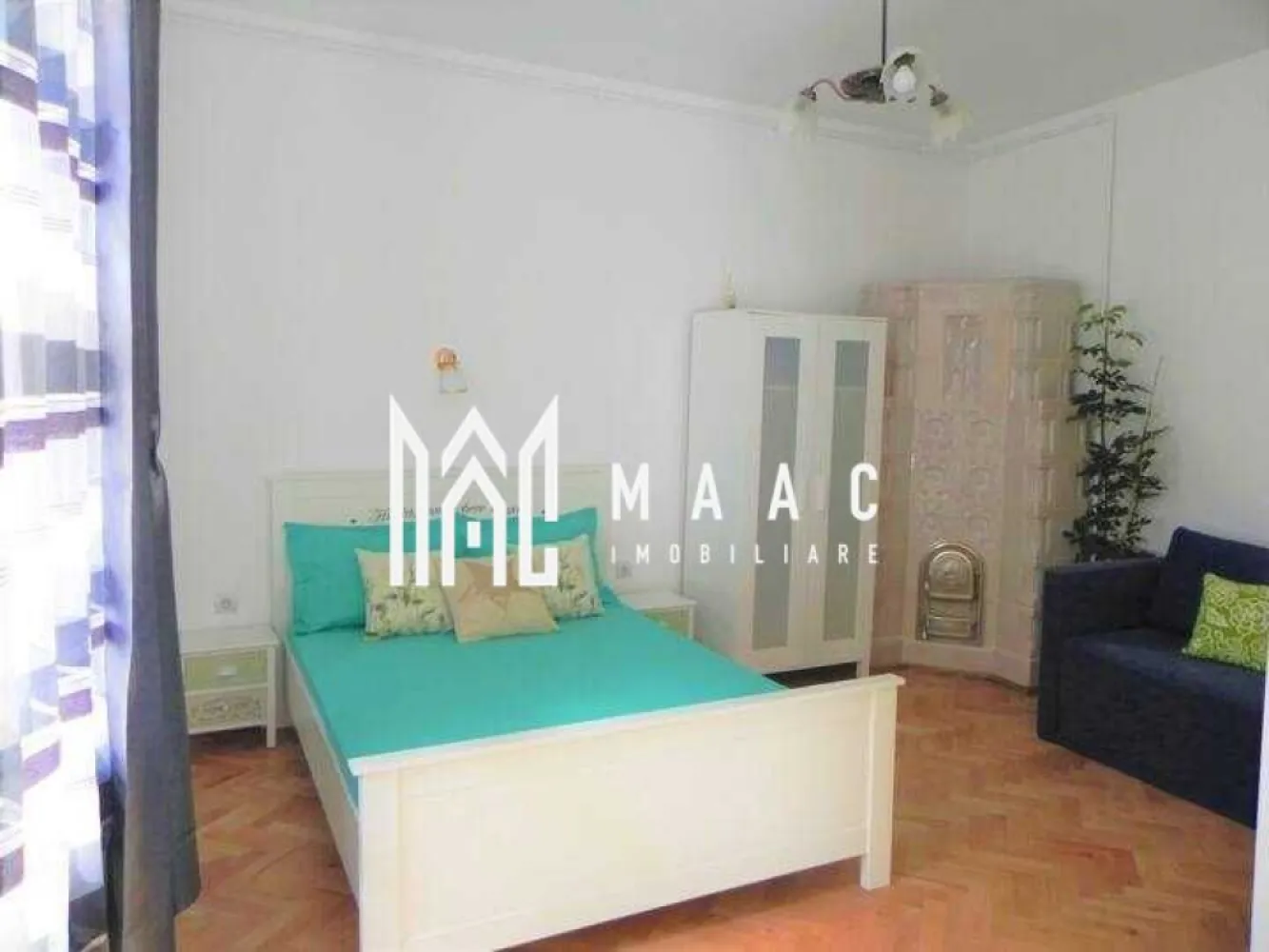 ULTRACENTRAL I INVESTITIE I Apartament 2 Camere I Decomandat - Apartament 2 camere, decomandat, 45 mp, etaj 1/1 – Ultracentral-Mitropoliei

Îți prezentăm un apartament mobilat și utilat, cu 2 camere, situat la etajul 1 din 1, într-o curte comună cu doar 3 apartamente, în inima Sibiului – zona Mitropoliei. 

Este o proprietate cu caracter, ideală atât pentru locuit, cât și pentru investiție.

Detalii apartament:

Suprafață utilă: 45 mp
2 dormitor2 spațiose
Bucătărie separată
2 Bai.
Etaj 1/1
Pod renovat, situat deasupra apartamentului
Fațadă renovată – imobil cu aspect îngrijit și valoare istorică
Se vinde complet mobilat și utilat
Apartamentul a funcționat în trecut în regim hotelier (Airbnb/Booking)

Avantaje importante:
Locație excelentă, în centrul orașului – la câțiva pași de Piața Mare, restaurante, cafenele, muzee, zone pietonale
Ideal pentru investiție în regim hotelier sau pentru locuit permanent
Curte comună liniștită, cu vecini puțini
Acces facil către toate punctele de interes din Sibiu
Construcție solidă, cu pod și fațadă recent renovate
Disponibil imediat.

Pentru detalii suplimentare sau pentru programarea unei vizionări ID : CP2526303