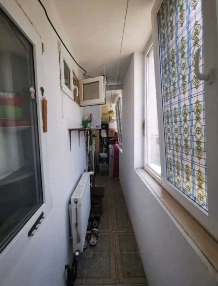 Ap 2 camere Delfinariu Constanta - Proprietar ofer spre vanzare apartament confort 1 decomandat cu 2 camere de 50,33 mp utili plus inca 6mp balcon. Este localizat in zona Delfinariu/Faleza Nord, mai retras fata de traficul de pe Bulevard, acesta este situat la etajul 1/2 si face parte din compozitia unei vile mai noua si solida decat blocurile din jur in care se mai afla alte 2 apartamente, fiecare apartament avand propriul lui etaj. Compus din 2 camere, un hol, o bucatarie, o baie si un balcon. Dotat cu centrala termica noua Vaillant, gresie, faianta, pardoseala din parchet laminat, Electrocasnice, usa metalica, termopane, internet si cablu prin fibra optica, mobilat si toate utilitatile. Se afla la: -1 minut de mers pe jos pana la Profi non stop/ Farmacie/ Statie de autobuz -3 minute de mers pe jos pana la Microrezervatie/ McDonald's -5 minute de mers pe jos pana la Lacul Tabacariei -5 minute pana la liceul Enegetic/ scoala si gradinita "Colibri" -5 minute cu masina pana la City Park Mall -5 minute cu masina pana la Univeristatea "Ovidius" -10 minute de mers pe jos pana la plaja " Trei Papuci" Apartamentul are toate taxele si impozitele platite la zi. Este o investitie pozitiva deoarece pretul zonei creste constant. Pret: De la 105.000€ scazut la 98.000€. Se vinde complet mobilat. Nu se vinde in rate. Daca nu raspund, puteti lasa mesaj si va sun inapoi. Detalii de contact: 0764210651 si wapp.