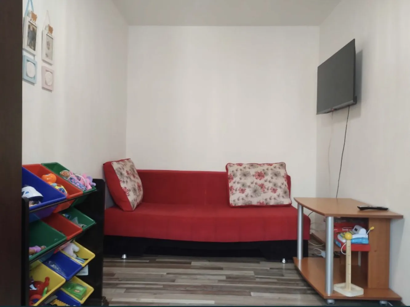 Vand ap 2 cam - Apartament 2 cam.confort 2 sporit semidecomandat, suprafață totală 46, suprafață utilă 39, îmbunătățiri multiple: faianță, parchet,gresie, termopane,aer condiționat,uși,conducta de gaze se afla in casa, plătite pentru 2 focuri(aragaz și centrala), mai lipsește contoarul și se poate branșa la aragaz și apoi la centrala.Apartamentul se vinde nemobilat și prețul este in Euro.Se afla pe Sergent Nicolae Grindeanu , aproape de Spit, piața, școala 33 și 37 plus alte 3 grădinițe.
Proprietar 07******00