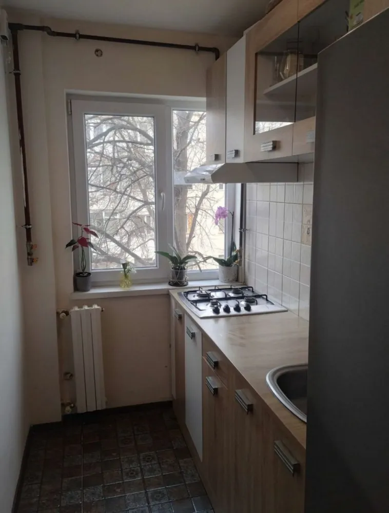 Vand ap 2 cam - Apartament 2 cam.confort 2 sporit semidecomandat, suprafață totală 46, suprafață utilă 39, îmbunătățiri multiple: faianță, parchet,gresie, termopane,aer condiționat,uși,conducta de gaze se afla in casa, plătite pentru 2 focuri(aragaz și centrala), mai lipsește contoarul și se poate branșa la aragaz și apoi la centrala.Apartamentul se vinde nemobilat și prețul este in Euro.Se afla pe Sergent Nicolae Grindeanu , aproape de Spit, piața, școala 33 și 37 plus alte 3 grădinițe.
Proprietar 07******00