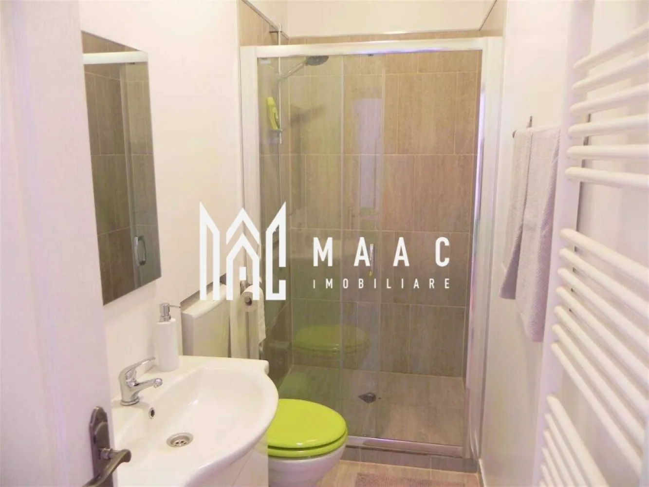 ULTRACENTRAL I INVESTITIE I Apartament 2 Camere I Decomandat - Apartament 2 camere, decomandat, 45 mp, etaj 1/1 – Ultracentral-Mitropoliei

Îți prezentăm un apartament mobilat și utilat, cu 2 camere, situat la etajul 1 din 1, într-o curte comună cu doar 3 apartamente, în inima Sibiului – zona Mitropoliei. 

Este o proprietate cu caracter, ideală atât pentru locuit, cât și pentru investiție.

Detalii apartament:

Suprafață utilă: 45 mp
2 dormitor2 spațiose
Bucătărie separată
2 Bai.
Etaj 1/1
Pod renovat, situat deasupra apartamentului
Fațadă renovată – imobil cu aspect îngrijit și valoare istorică
Se vinde complet mobilat și utilat
Apartamentul a funcționat în trecut în regim hotelier (Airbnb/Booking)

Avantaje importante:
Locație excelentă, în centrul orașului – la câțiva pași de Piața Mare, restaurante, cafenele, muzee, zone pietonale
Ideal pentru investiție în regim hotelier sau pentru locuit permanent
Curte comună liniștită, cu vecini puțini
Acces facil către toate punctele de interes din Sibiu
Construcție solidă, cu pod și fațadă recent renovate
Disponibil imediat.

Pentru detalii suplimentare sau pentru programarea unei vizionări ID : CP2526303