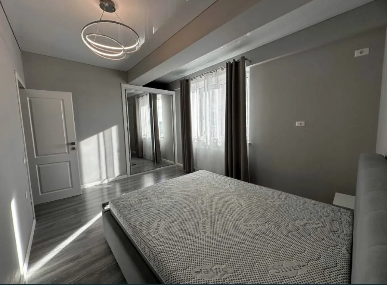 Ap cu 2 camere decomandat de lix - Apartament cu 2 camere decomandat de lux, situat in Cartierul Rezidential Tomis Plus - Ark Residence (an constructie 2021), la etajul 2 din 7 nivele, cu 2 lifturi, in suprafata utila de 56,4 mp, suprafata totala 61,1 mp , cu balcon, fiind dotat cu gresie, faianta, parchet, termopane, centrala pe gaze, rulou exterior electric. Imobilul se vinde complet mobilat, cu mobilier facut la comanda (dressing dormitor si mobila bucatarie), utilat complet - cuptor, plita cu inductie, hota, masina de spalat incorporata, cuptor cu microunde, frigider, aspirator robot.