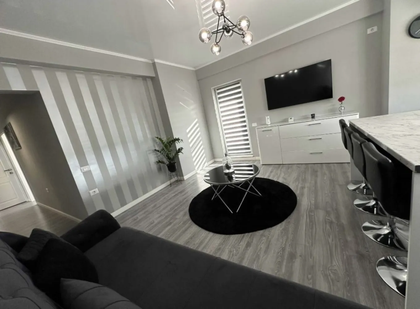 Ap cu 2 camere decomandat de lix - Apartament cu 2 camere decomandat de lux, situat in Cartierul Rezidential Tomis Plus - Ark Residence (an constructie 2021), la etajul 2 din 7 nivele, cu 2 lifturi, in suprafata utila de 56,4 mp, suprafata totala 61,1 mp , cu balcon, fiind dotat cu gresie, faianta, parchet, termopane, centrala pe gaze, rulou exterior electric. Imobilul se vinde complet mobilat, cu mobilier facut la comanda (dressing dormitor si mobila bucatarie), utilat complet - cuptor, plita cu inductie, hota, masina de spalat incorporata, cuptor cu microunde, frigider, aspirator robot.