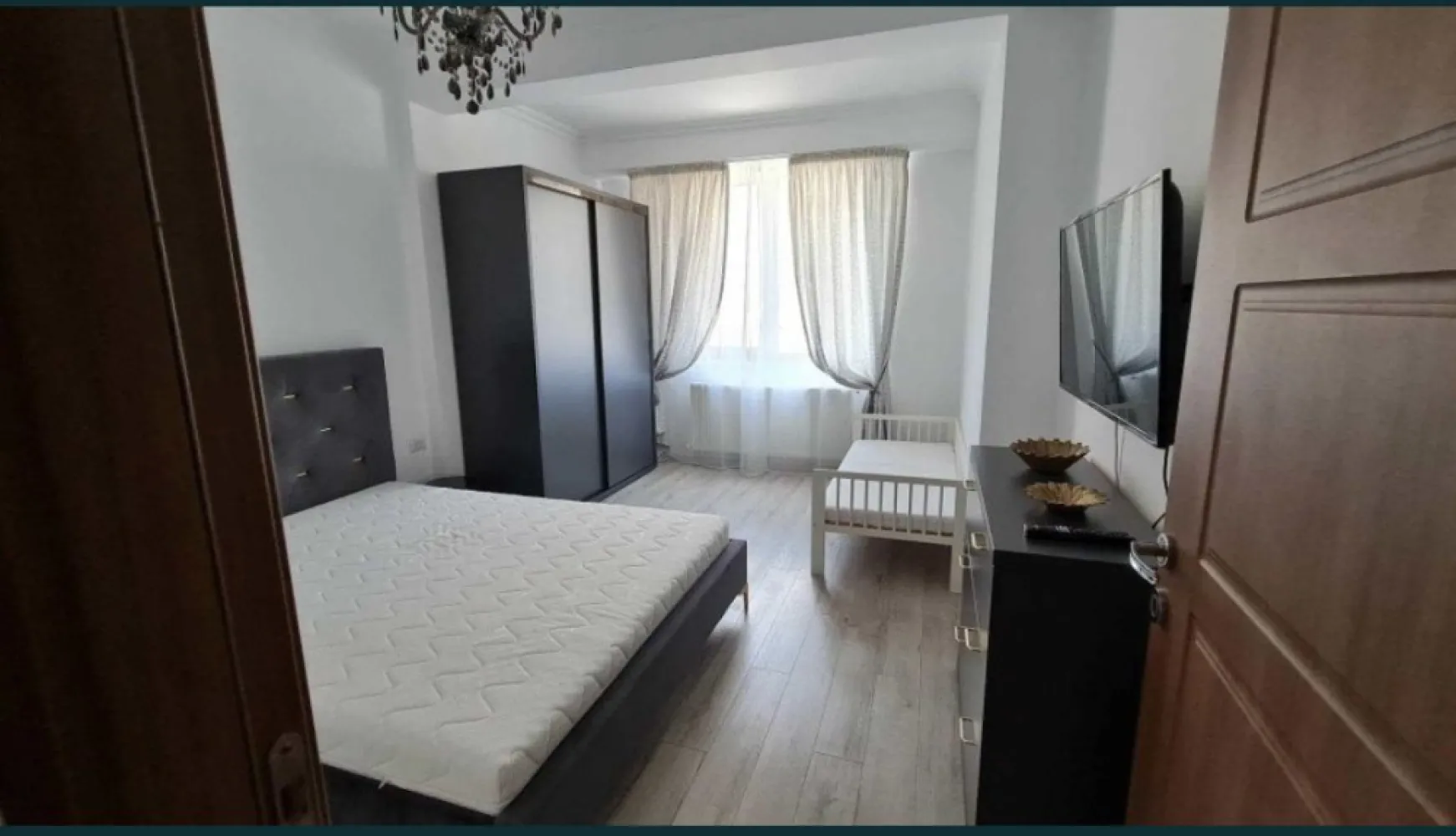 Vand apartament 2 camere - Direct proprietar - Vand apartament in bulevardul Mamaia 385 ,in Solid House Residence - 65 mp UTILI ,2 camere cu bucatarie inchisa ,complet utilat si mobilat ,cetrala proprie ,cu vedere atat spre lac cat si spre mare .Apartamentul este situat la etajul 6 din 8 , nu are colturi exterioare fiind pe mijlocul blocului ,prin urmare vara e racoare iar iarna este cald .