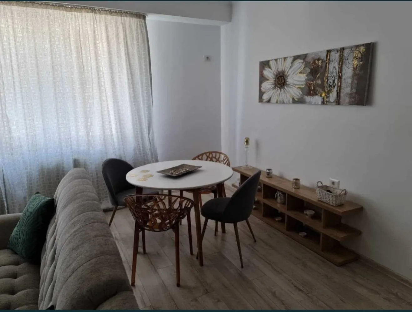 Vand apartament 2 camere - Direct proprietar - Vand apartament in bulevardul Mamaia 385 ,in Solid House Residence - 65 mp UTILI ,2 camere cu bucatarie inchisa ,complet utilat si mobilat ,cetrala proprie ,cu vedere atat spre lac cat si spre mare .Apartamentul este situat la etajul 6 din 8 , nu are colturi exterioare fiind pe mijlocul blocului ,prin urmare vara e racoare iar iarna este cald .