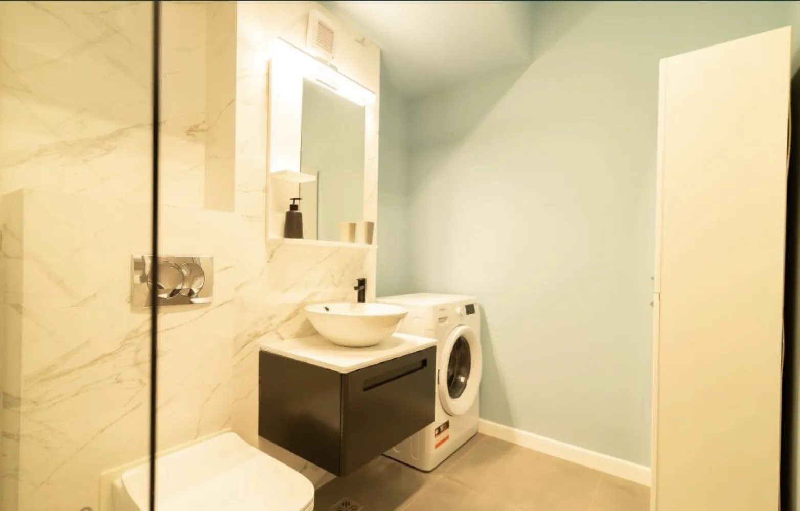 Apartament cu 2 camere de vanzare in Mamaia zona hotel iaki - Va propun spre vânzare un apartamet cu 2 camere in Mamaia zona hotel Iaki etajul 1, amplasat intr-un imobil cu 8 nivele,edificat in anul 2020. Suprafata utila este de 70 mp, interiorul complet utilat și mobilat. Dispune de loc de parcare subteran. Pentru mai multe detalii: Whatsapp 0732041331.