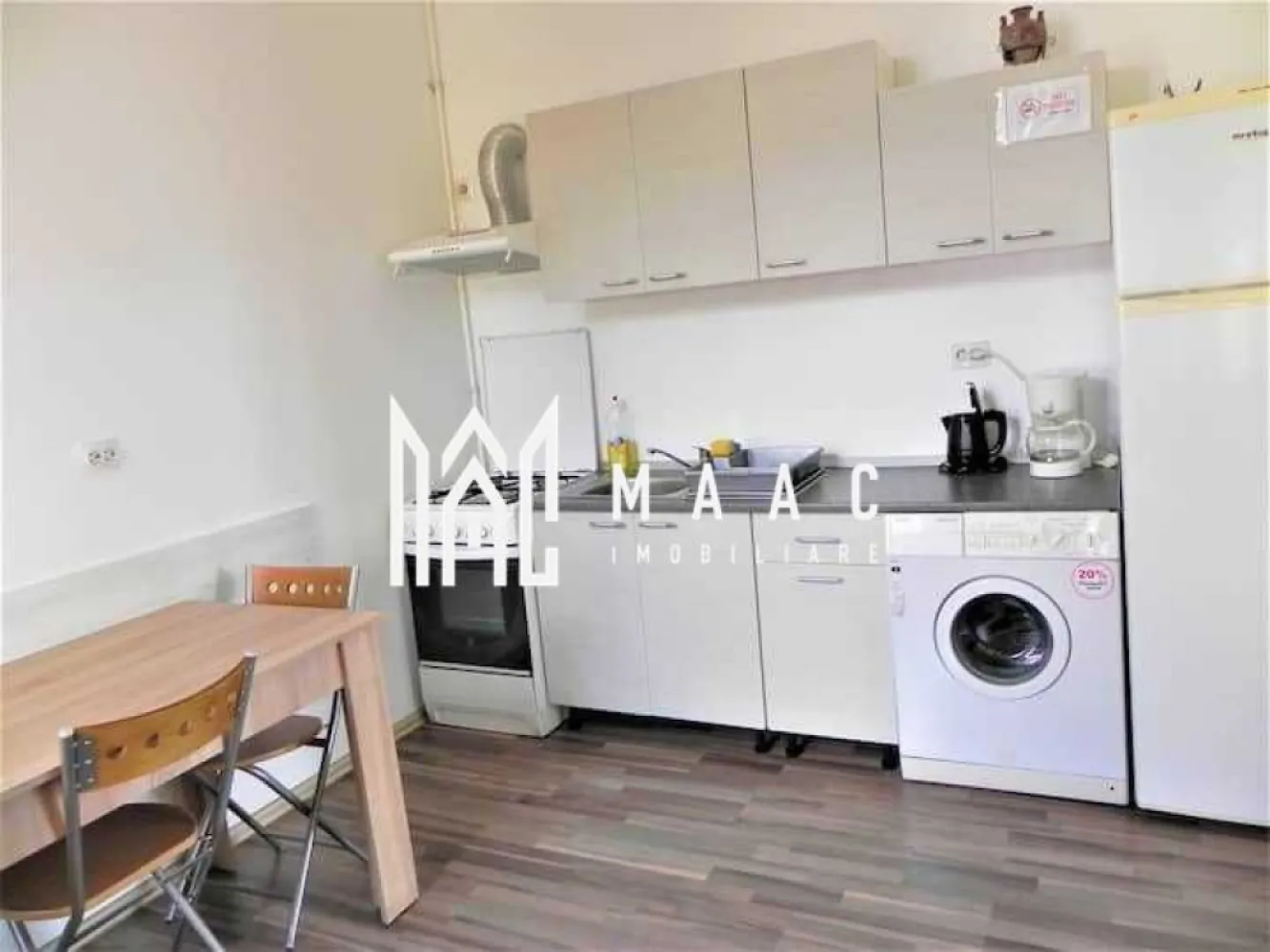 INVESTITIE I Apartament 2 camere I Etaj 1 I Central - Apartament 60 mp, compartimentat în 2 garsoniere – Central, Sibiu | Ideal pentru regim hotelier

O oportunitate excelentă în zona centrală a Sibiului: apartament cu 60 mp utili, situat la etajul 1 din 1, compartimentat eficient în două garsoniere independente – soluție ideală pentru investiție în regim hotelier sau închiriere pe termen scurt.

Detalii proprietate:

Suprafață utilă: 60 mp
2 garsoniere separate.

Fiecare garsonieră dispune de:
cameră de zi / dormitor
baie proprie
chicinetă

Etaj 1/1 într-o clădire cu fațadă renovată

Acces prin curte comună

Pod renovat – izolație termică bună și spațiu suplimentar

Se vinde mobilat și utilat complet, gata pentru închiriere imediată

Avantaje:

Locație centrală, la doar câteva minute de Piața Mare și obiectivele turistice

Compartimentare practică pentru Airbnb sau închiriere dublă

Zonă liniștită, dar ușor accesibilă pentru turiști

Investiție ideală în centrul orașului

Clădire întreținută, cu elemente de arhitectură specifică zonei istorice

Pentru detalii sau programarea unei vizionări: ID: CP2526301