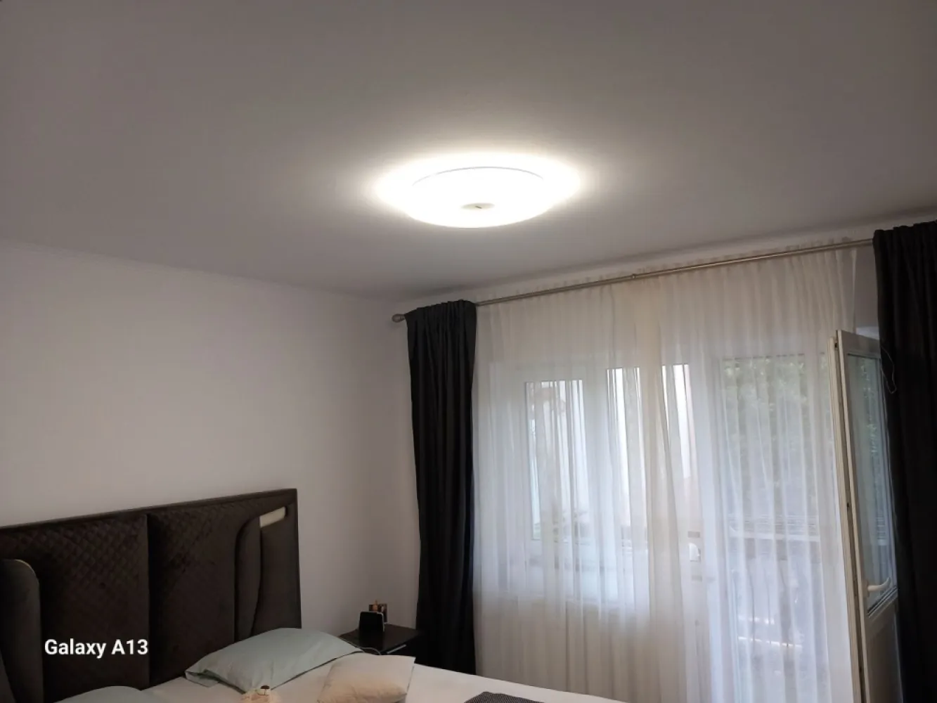 BRASADAS vinde apt. 2 cam RENOVAT 78mp utili etajul 1 în Micro 17. - Agenția Imobiliara BRASADAS vinde apartament RENOVAT, MOBILAT si UTILAT cu 2 camere DECOMANDATE situat la etajul 1 în Micro 17. Apartamentul este renovat din apartament cu 3 camere si are beci in suprafata de 55mp înscris în C.F. Pentru mai multe oferte accesați www.ageuropa.ro