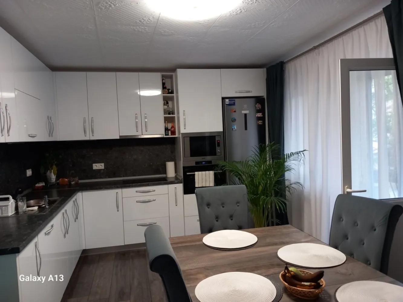 BRASADAS vinde apt. 2 cam RENOVAT 78mp utili etajul 1 în Micro 17. - Agenția Imobiliara BRASADAS vinde apartament RENOVAT, MOBILAT si UTILAT cu 2 camere DECOMANDATE situat la etajul 1 în Micro 17. Apartamentul este renovat din apartament cu 3 camere si are beci in suprafata de 55mp înscris în C.F. Pentru mai multe oferte accesați www.ageuropa.ro