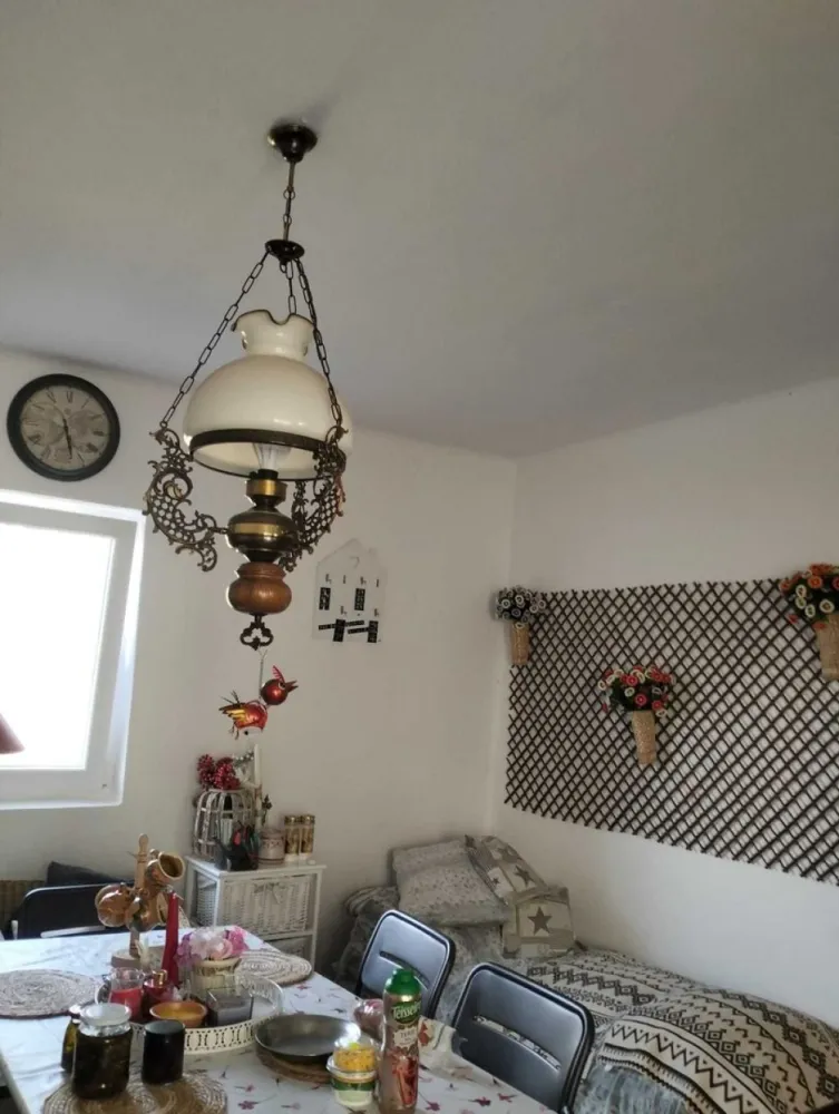 Casa 81mp, teren 81 ari, anexe, pomărie tânără de meri de vânzare - Casa, teren, anexe și pomărie tânără (de meri, diverse sortimente) cu posibilitate de afacere - de vânzare în Valea Vinului Satu Mare.

*Casa de 81 de mp, cu 3 camere, hol și cămară în curs de renovare. Casa este echipata cu geamuri termopan,plase de țânțari şi uşi din termopan noi. 
Sobe cu plita în fiecare camera. Frigidere, congelatoare, rafturi. Sufrageria, holurile şi cămara sunt renovate, celelalte 2 camere necesita renovare.

*Anexe :şură, lemnarie, porumbar, cuptor cu vatră

*Teren de 81 de arii în totalitate imprejmuit cu gard din sarma. Proprietatea are 2 cãi de acces.

*Pomărie cu 350 de meri tineri cu diferite soiuri de meri (cu posibilitate de afacere) - suc de mere, oțet de mere, palinca de mere etc.

Pe teren se mai afla și peri, pruni, gutui, nuci, vişini, cireși, struguri de diferite soiuri.

*Facilităţi :internet, curent electric, hidrofor, sistem de irigare pentru gradina de legume, strada este recent asfaltata. Apa şi canalizarea se afla la strada, gazul va fi introdus în curând în sat.Casa și terenul sunt supravegheate audio/video.
Pentru mai multe informații, poze, filmulețe video nu ezitați sa salvați numărul meu de telefon :0031682877432 pe WhatsApp.