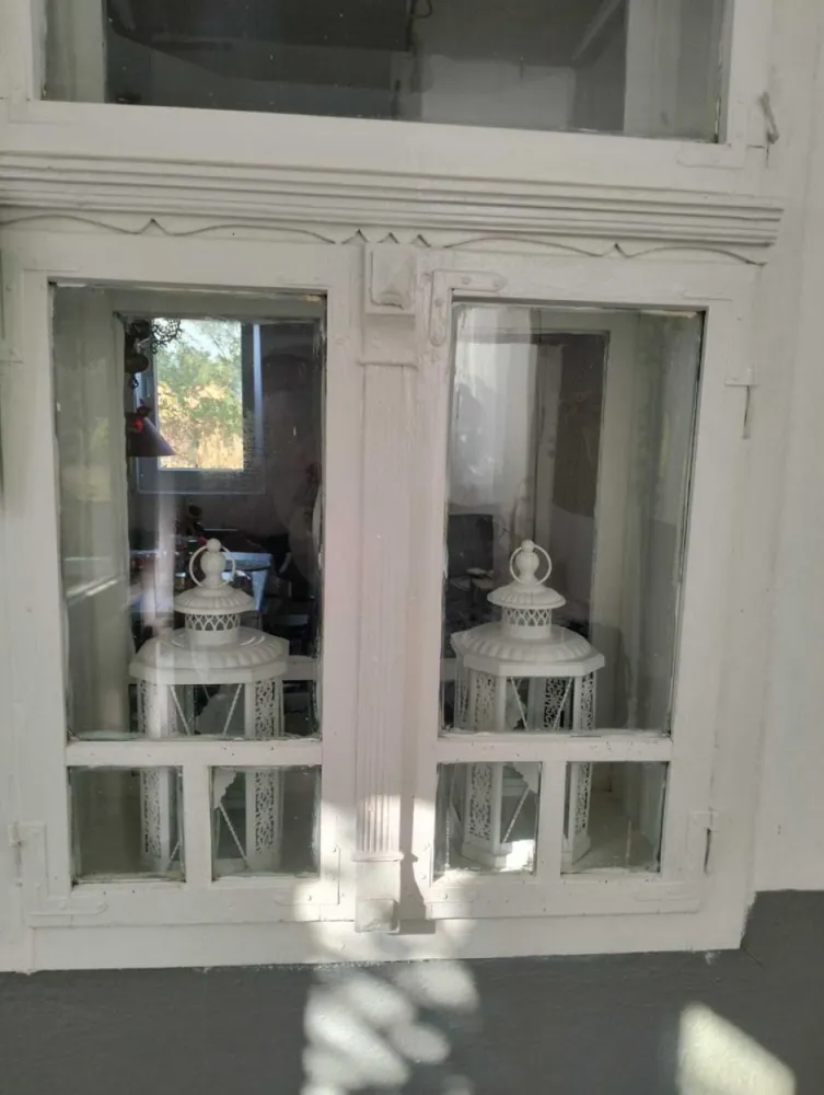 Casa 81mp, teren 81 ari, anexe, pomărie tânără de meri de vânzare - Casa, teren, anexe și pomărie tânără (de meri, diverse sortimente) cu posibilitate de afacere - de vânzare în Valea Vinului Satu Mare.

*Casa de 81 de mp, cu 3 camere, hol și cămară în curs de renovare. Casa este echipata cu geamuri termopan,plase de țânțari şi uşi din termopan noi. 
Sobe cu plita în fiecare camera. Frigidere, congelatoare, rafturi. Sufrageria, holurile şi cămara sunt renovate, celelalte 2 camere necesita renovare.

*Anexe :şură, lemnarie, porumbar, cuptor cu vatră

*Teren de 81 de arii în totalitate imprejmuit cu gard din sarma. Proprietatea are 2 cãi de acces.

*Pomărie cu 350 de meri tineri cu diferite soiuri de meri (cu posibilitate de afacere) - suc de mere, oțet de mere, palinca de mere etc.

Pe teren se mai afla și peri, pruni, gutui, nuci, vişini, cireși, struguri de diferite soiuri.

*Facilităţi :internet, curent electric, hidrofor, sistem de irigare pentru gradina de legume, strada este recent asfaltata. Apa şi canalizarea se afla la strada, gazul va fi introdus în curând în sat.Casa și terenul sunt supravegheate audio/video.
Pentru mai multe informații, poze, filmulețe video nu ezitați sa salvați numărul meu de telefon :0031682877432 pe WhatsApp.