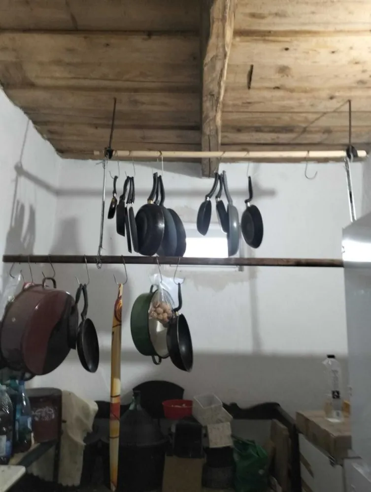 Casa 81mp, teren 81 ari, anexe, pomărie tânără de meri de vânzare - Casa, teren, anexe și pomărie tânără (de meri, diverse sortimente) cu posibilitate de afacere - de vânzare în Valea Vinului Satu Mare.

*Casa de 81 de mp, cu 3 camere, hol și cămară în curs de renovare. Casa este echipata cu geamuri termopan,plase de țânțari şi uşi din termopan noi. 
Sobe cu plita în fiecare camera. Frigidere, congelatoare, rafturi. Sufrageria, holurile şi cămara sunt renovate, celelalte 2 camere necesita renovare.

*Anexe :şură, lemnarie, porumbar, cuptor cu vatră

*Teren de 81 de arii în totalitate imprejmuit cu gard din sarma. Proprietatea are 2 cãi de acces.

*Pomărie cu 350 de meri tineri cu diferite soiuri de meri (cu posibilitate de afacere) - suc de mere, oțet de mere, palinca de mere etc.

Pe teren se mai afla și peri, pruni, gutui, nuci, vişini, cireși, struguri de diferite soiuri.

*Facilităţi :internet, curent electric, hidrofor, sistem de irigare pentru gradina de legume, strada este recent asfaltata. Apa şi canalizarea se afla la strada, gazul va fi introdus în curând în sat.Casa și terenul sunt supravegheate audio/video.
Pentru mai multe informații, poze, filmulețe video nu ezitați sa salvați numărul meu de telefon :0031682877432 pe WhatsApp.