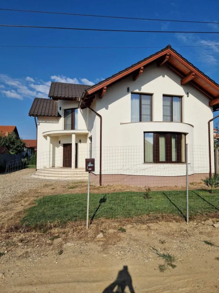 Casă de vanzare în Paulesti Satu Mare - Ofer spre vânzare casă situata în județul Satu Mare comuna Paulesti, strada Viorele nr25. Construita în anul 2019 cu materiale de înaltă calitate, izolație cu polistiren de 15 cm .Acoperișul din țiglă ceramica Creaton ,uși de interior din lemn de frasin. Casa este dotata cu centrala termica pe gaz ,la parter cu încălzire în pardoseala și la mansarda cu calorifere. Cu o suprafață desfasută de 280 mp si suprafață utilă de 200 mp. Casa este compusă din 4 camere, hol un living spațios bucătărie doua bai doua dresinguri și o terasa spațioasă. Amplasată pe un teren de 700 mp .