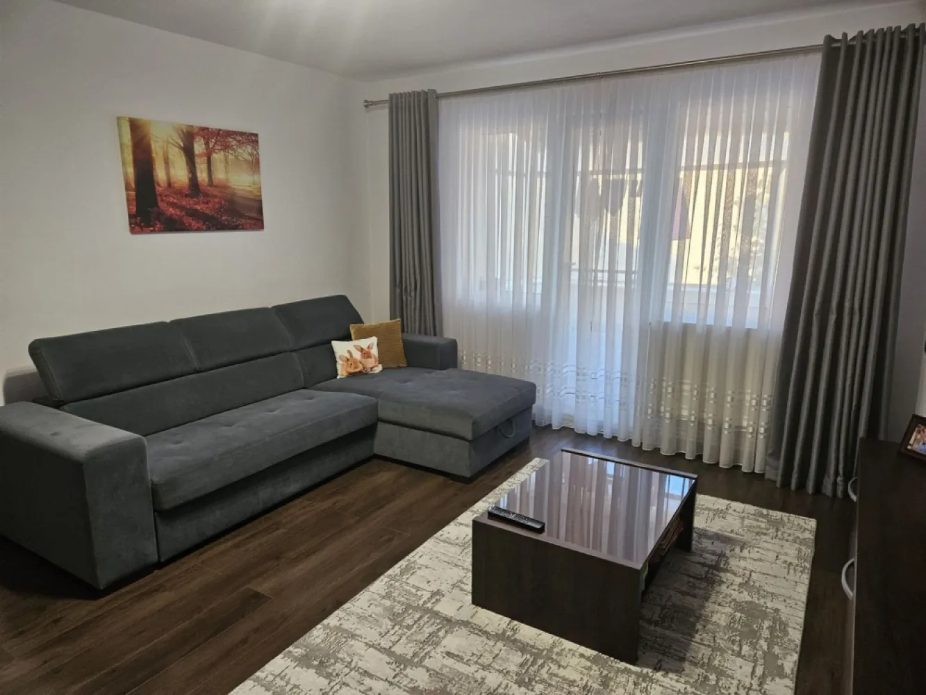 BRASADAS vinde ap 2 cam etaj 4/4 in Micro 16. - Agentia Imobiliara BRASADAS vinde apartament cu 2 camere în micro 16 prima etapa ,etaj 4/4 cu acoperiș.
Apartamentul a fost renovat în totalitate în 2017.
Instalație de curent noua
Instalație de apa noua 
Geamuri termopan 
Usi ,parchet laminat
Mobilier 
Usa de siguranță 
Izolat exterior 
Se vinde mobilat și utilat. 
Www.brasadas.com.