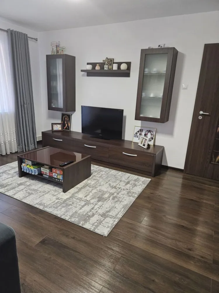 BRASADAS vinde ap 2 cam etaj 4/4 in Micro 16. - Agentia Imobiliara BRASADAS vinde apartament cu 2 camere în micro 16 prima etapa ,etaj 4/4 cu acoperiș.
Apartamentul a fost renovat în totalitate în 2017.
Instalație de curent noua
Instalație de apa noua 
Geamuri termopan 
Usi ,parchet laminat
Mobilier 
Usa de siguranță 
Izolat exterior 
Se vinde mobilat și utilat. 
Www.brasadas.com.