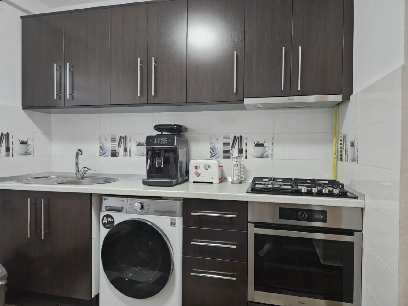 BRASADAS vinde ap 2 cam etaj 4/4 in Micro 16. - Agentia Imobiliara BRASADAS vinde apartament cu 2 camere în micro 16 prima etapa ,etaj 4/4 cu acoperiș.
Apartamentul a fost renovat în totalitate în 2017.
Instalație de curent noua
Instalație de apa noua 
Geamuri termopan 
Usi ,parchet laminat
Mobilier 
Usa de siguranță 
Izolat exterior 
Se vinde mobilat și utilat. 
Www.brasadas.com.