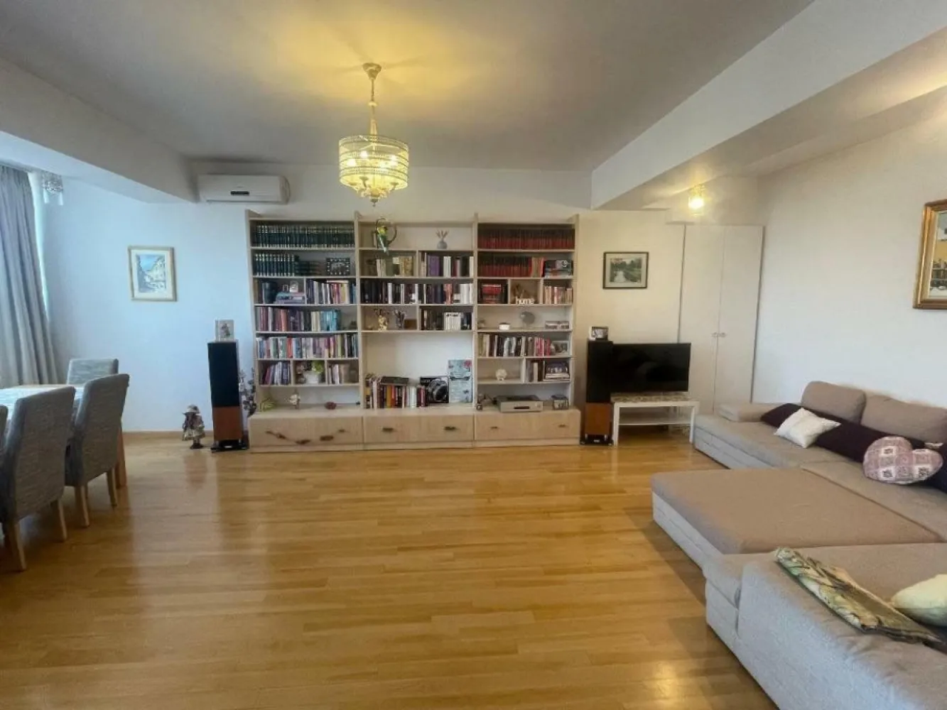 Apartament de lux zona bulevardul Unirii - Apartament superb situat in apropierea Bulevardului Unirii, dar si aproape de MALL VITAN, complet mobilat si utilat, cu acces la parcare.

Apartamentul este decomandat, are o suprafata de 75 mp construiti si este dotat cu finisaje premium:

â€˘ Parchet masiv exotic
â€˘ Centrală termică de imobil pe gaz
â€˘ Baie complet echipate cu obiecte sanitare şi accesorii de calitate superioară
â€˘ Uşă de intrare metalică
â€˘ 2 Lifturi Schindler
â€˘ Interfon.
â€˘ Tavan inaltat
â€˘ Mobila personalizata pe comanda
