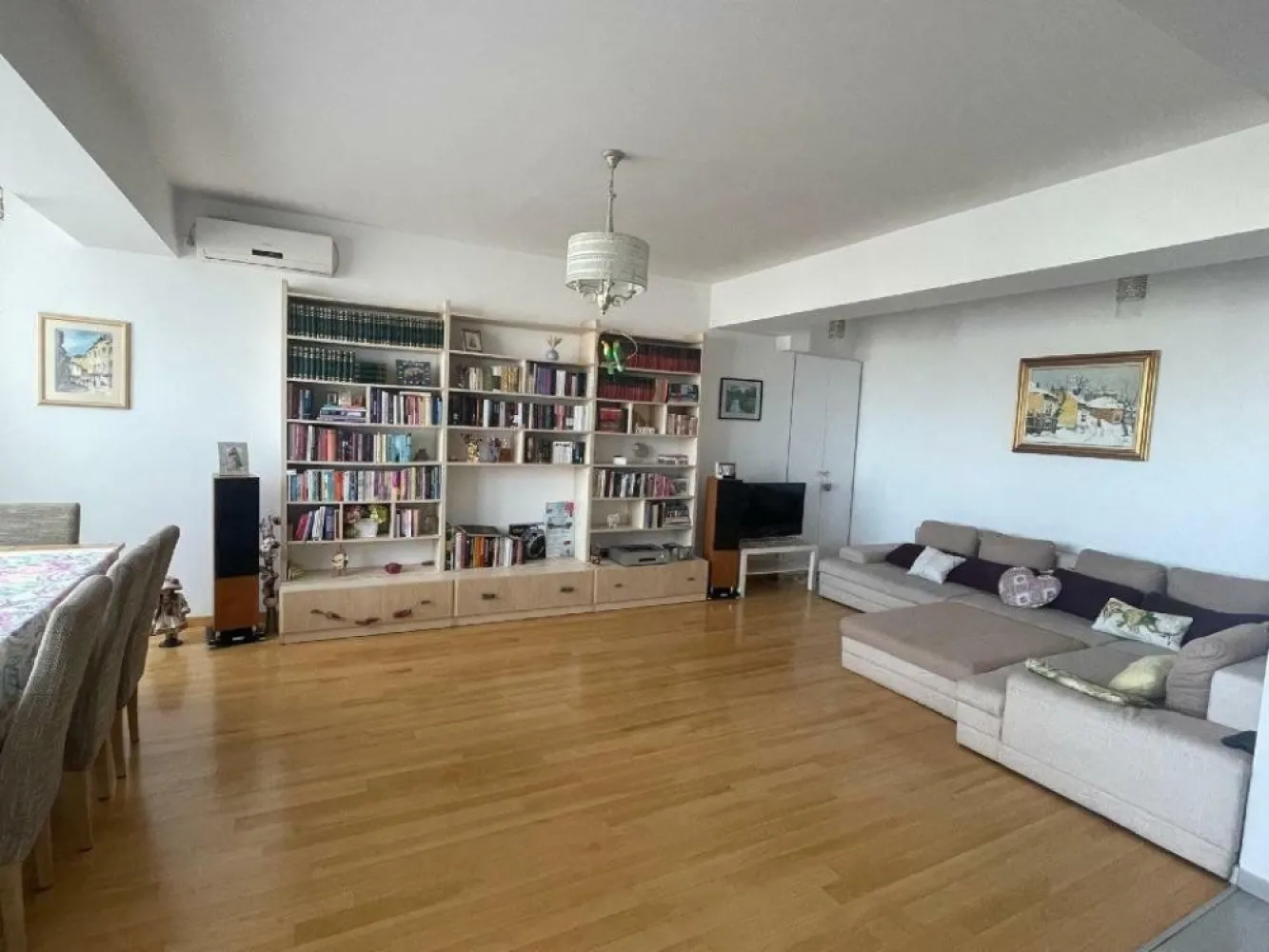 Apartament de lux zona bulevardul Unirii - Apartament superb situat in apropierea Bulevardului Unirii, dar si aproape de MALL VITAN, complet mobilat si utilat, cu acces la parcare.

Apartamentul este decomandat, are o suprafata de 75 mp construiti si este dotat cu finisaje premium:

â€˘ Parchet masiv exotic
â€˘ Centrală termică de imobil pe gaz
â€˘ Baie complet echipate cu obiecte sanitare şi accesorii de calitate superioară
â€˘ Uşă de intrare metalică
â€˘ 2 Lifturi Schindler
â€˘ Interfon.
â€˘ Tavan inaltat
â€˘ Mobila personalizata pe comanda