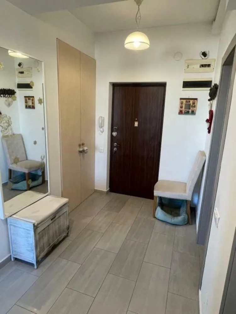 Apartament de lux zona bulevardul Unirii - Apartament superb situat in apropierea Bulevardului Unirii, dar si aproape de MALL VITAN, complet mobilat si utilat, cu acces la parcare.

Apartamentul este decomandat, are o suprafata de 75 mp construiti si este dotat cu finisaje premium:

â€˘ Parchet masiv exotic
â€˘ Centrală termică de imobil pe gaz
â€˘ Baie complet echipate cu obiecte sanitare şi accesorii de calitate superioară
â€˘ Uşă de intrare metalică
â€˘ 2 Lifturi Schindler
â€˘ Interfon.
â€˘ Tavan inaltat
â€˘ Mobila personalizata pe comanda