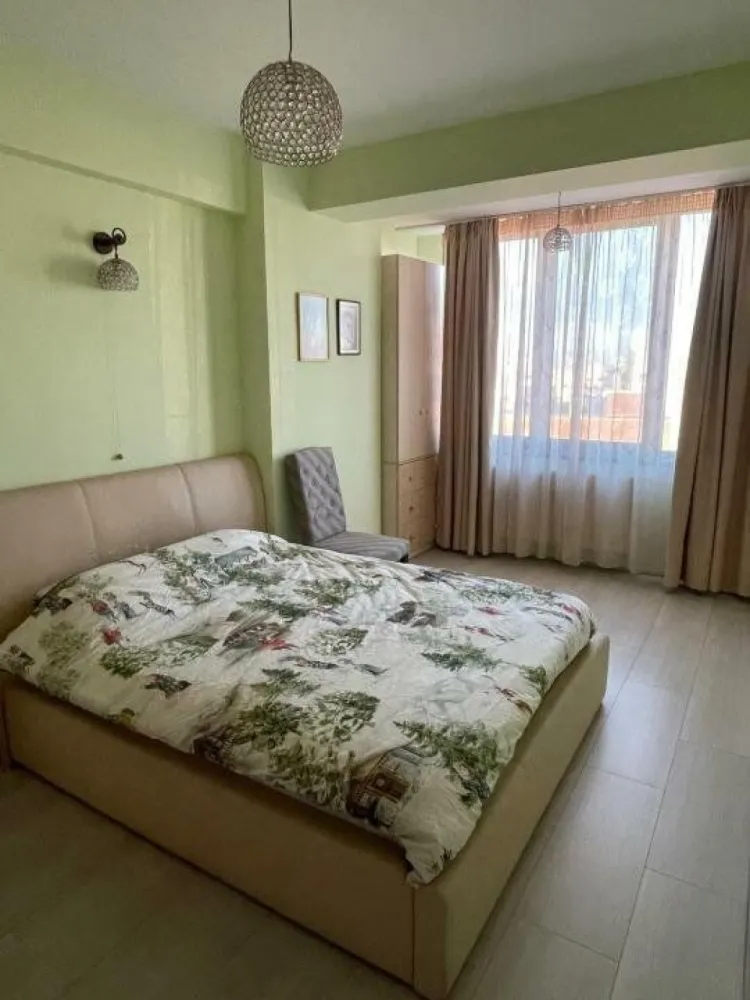 Apartament de lux zona bulevardul Unirii - Apartament superb situat in apropierea Bulevardului Unirii, dar si aproape de MALL VITAN, complet mobilat si utilat, cu acces la parcare.

Apartamentul este decomandat, are o suprafata de 75 mp construiti si este dotat cu finisaje premium:

â€˘ Parchet masiv exotic
â€˘ Centrală termică de imobil pe gaz
â€˘ Baie complet echipate cu obiecte sanitare şi accesorii de calitate superioară
â€˘ Uşă de intrare metalică
â€˘ 2 Lifturi Schindler
â€˘ Interfon.
â€˘ Tavan inaltat
â€˘ Mobila personalizata pe comanda