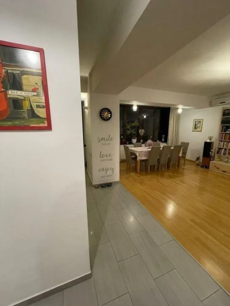 Apartament de lux zona bulevardul Unirii - Apartament superb situat in apropierea Bulevardului Unirii, dar si aproape de MALL VITAN, complet mobilat si utilat, cu acces la parcare.

Apartamentul este decomandat, are o suprafata de 75 mp construiti si este dotat cu finisaje premium:

â€˘ Parchet masiv exotic
â€˘ Centrală termică de imobil pe gaz
â€˘ Baie complet echipate cu obiecte sanitare şi accesorii de calitate superioară
â€˘ Uşă de intrare metalică
â€˘ 2 Lifturi Schindler
â€˘ Interfon.
â€˘ Tavan inaltat
â€˘ Mobila personalizata pe comanda
