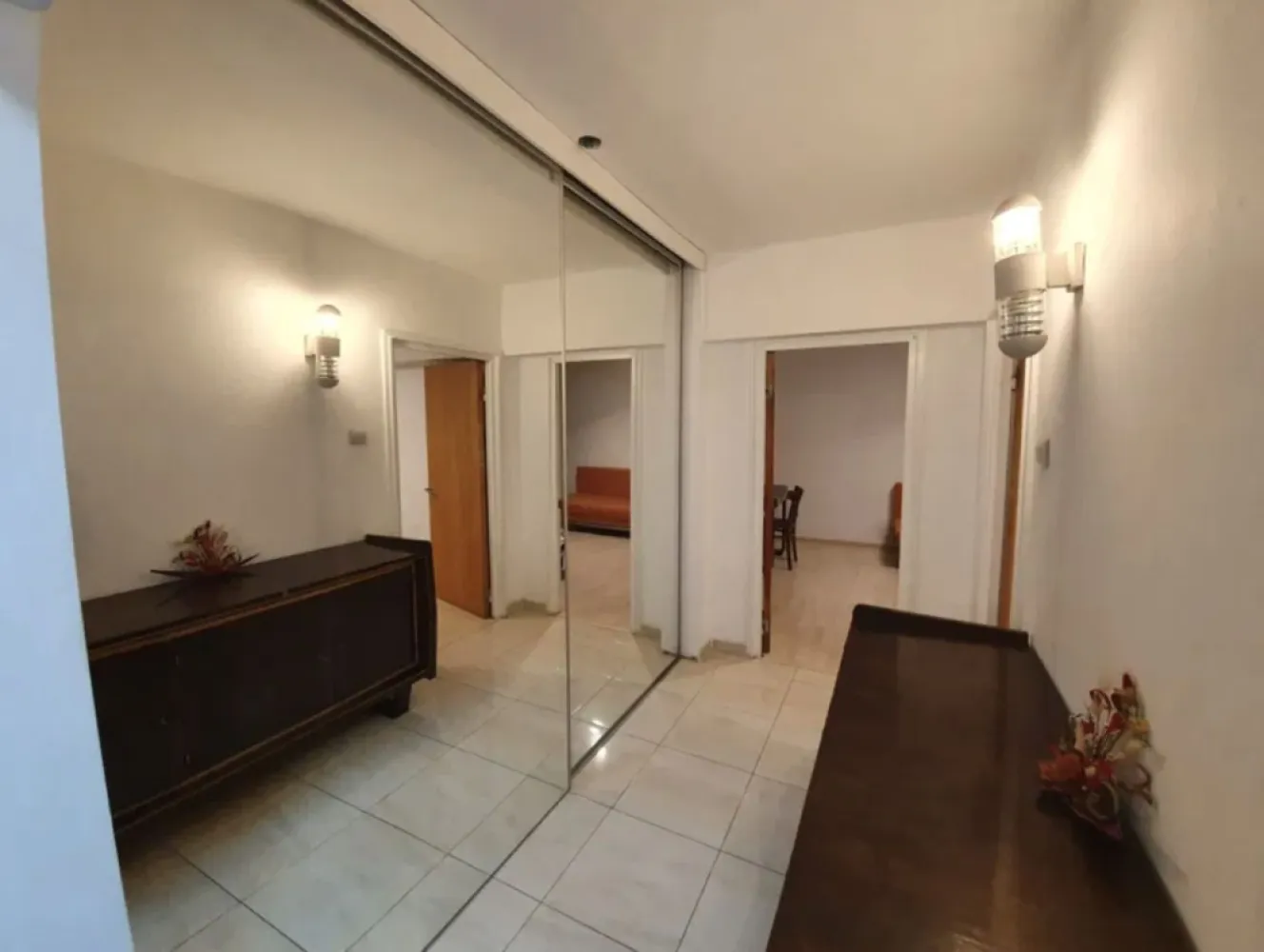 Ap. 2 cam. 65 mp de inchiriat, Et. 8 Dristor 1 min.-metrou - Agentia Europa doreste sa va puna la dispozitie un superb apartament de 2 camere cu o suprafata de 65 mp , intr-o constructie de 10 etaje fiind situat la etajul 8 . 
Apartamentul este decomandat , utilat si mobilat complet , spatios, curat, avand ca dotari si dresing, masina de spalat ,frigider, aer conditionat . 
Scară supravegheata video, Bloc contorizat cu contoare inteligente.
Acces facil atat la toate mijloacele de transport cat si la Mall Vitan, Mall Park-Lake, farmacia Tei, Dristor Kebab.
Va asteptam la vizionari .
