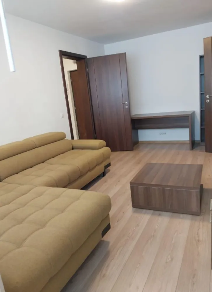 Ap. 2 cam. de inchiriat 48mp Et. 3/8 Zona 1 Mai- Domenii - Agentia Europa inchiriaza apartament de 2 camere, semidecomandat, 48mp, la etajul 3 din 8, aflat pe Bulevardul Ion Mihalache nr. 327 , intre Piata Domenii si Piata 1 Mai. Bloc reabilitat termic. Apartamentul este al unui prieten eu il ajut sa-l inchirieze. Comision 0%.
Pret: 650€/ luna
Apartamentul dispune de finisaje moderne, se inchiriaza complet mobilat și utilat ( mobila a fost realizata la comanda ) si are următoarele dotări:
•⁠ ⁠bucătărie: frigider, mașină de spălat vase, cuptor electric, plită pe gaz, hotă;
•⁠ ⁠living: TV Samsung, aer condiționat Gree, canapea extensibilă, masă birou lemn masiv&scaun birou, dressing spatios;
•⁠ ⁠dormitor: pat Mobexpert, comoda, mini dressing.
•⁠ ⁠balcon inchis ( cu acces din living);
•⁠ ⁠alte specificatii: mașină de spălat rufe
Datorită vederii spre zona de case din spatele blocului, apartamentul este ferit de zgomotul traficului de pe bulevard, este foarte luminos și călduros.
Imobilul este situat intr-o zona cu foarte multe facilitati( magazine Mega Image&Lidl, parcuri de copii, restaurante, scoli, grădinițe,etc.)
De asemenea, accesul către toate mijloacele de transport in comun este foarte usor: tramvai, RATB, metrou 1 Mai la 5-7minute de mers pe jos.