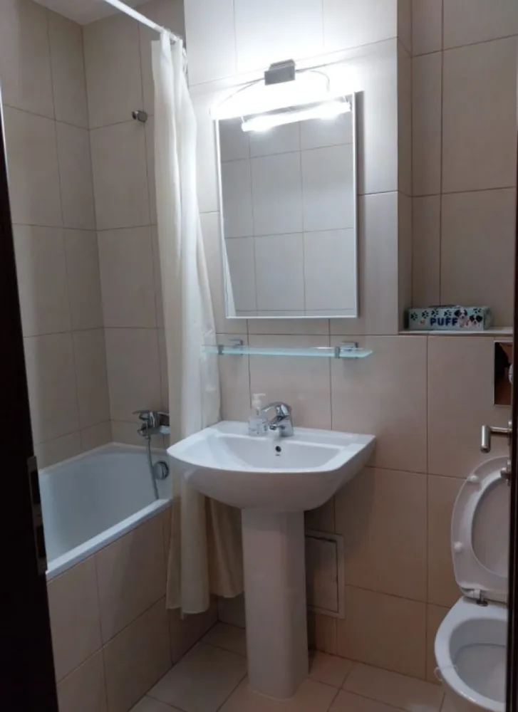Ap. 2 cam. de inchiriat 48mp Et. 3/8 Zona 1 Mai- Domenii - Agentia Europa inchiriaza apartament de 2 camere, semidecomandat, 48mp, la etajul 3 din 8, aflat pe Bulevardul Ion Mihalache nr. 327 , intre Piata Domenii si Piata 1 Mai. Bloc reabilitat termic. Apartamentul este al unui prieten eu il ajut sa-l inchirieze. Comision 0%.
Pret: 650€/ luna
Apartamentul dispune de finisaje moderne, se inchiriaza complet mobilat și utilat ( mobila a fost realizata la comanda ) si are următoarele dotări:
•⁠ ⁠bucătărie: frigider, mașină de spălat vase, cuptor electric, plită pe gaz, hotă;
•⁠ ⁠living: TV Samsung, aer condiționat Gree, canapea extensibilă, masă birou lemn masiv&scaun birou, dressing spatios;
•⁠ ⁠dormitor: pat Mobexpert, comoda, mini dressing.
•⁠ ⁠balcon inchis ( cu acces din living);
•⁠ ⁠alte specificatii: mașină de spălat rufe
Datorită vederii spre zona de case din spatele blocului, apartamentul este ferit de zgomotul traficului de pe bulevard, este foarte luminos și călduros.
Imobilul este situat intr-o zona cu foarte multe facilitati( magazine Mega Image&Lidl, parcuri de copii, restaurante, scoli, grădinițe,etc.)
De asemenea, accesul către toate mijloacele de transport in comun este foarte usor: tramvai, RATB, metrou 1 Mai la 5-7minute de mers pe jos.