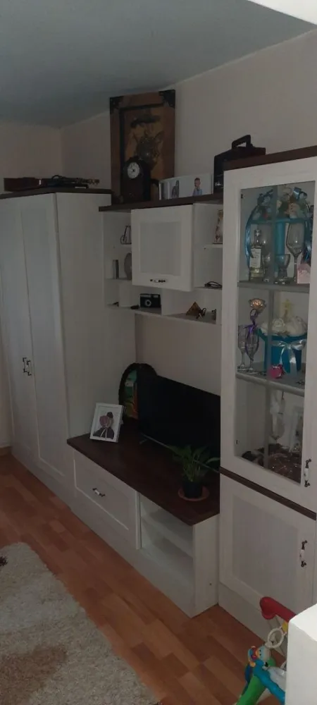 Apartament 3 camere gata finisat/mobilat! - Apartament compus din 3 camere situat pe strada Postavaru, zona Carpați ( 2 dormitoare si un living ) , baie, bucatarie, balcon ingradit, gradina , loc de parcare rezervat .
Finisat în totalitate!
Conducte noi!
Instalații electrice schimbate!
În totalitate finisat în 2022!
De la A la Z finisat si schimbat 
Se vinde cu mobila de bucatarie, hota !
Piatră decorativă în camera mare si pe hol
Dormitoarele mobilate
Oglindă cu dulap pe hol și cuier nou făcut special!
Microcentrala!
Geamuri termopane noi cu jaluzele si plasă de insecte 
Balcon de 3mp cu incalzire, geam termopan 
Debara nou!
În apropierea blocului: școală, grădiniță, supermarket, restaurant, stație bus/taxi, centru de permanenta / laborator de analize medicale,etc
Merită văzut!
