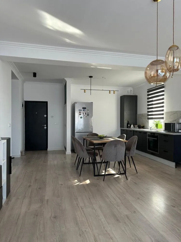 Vând apartament cu trei camere - De vânzare apartament cu 3 camere situat într-un complex rezidențial nou finalizat in 2021. Blocul este situat pe strada Floare de colț și dispune de cinci apartamente.

Această proprietate beneficiază de o compartimentare decomandată, ceea ce înseamnă că spațiile de locuit sunt separate și oferă o intimitate crescută.
Cu un design modern și luxos, acest apartament se remarcă prin atenția la detalii și utilizarea de materiale premium. Finisajele de calitate conferă un aspect sofisticat și elegant, creând un ambient primitor și plin de rafinament în fiecare colț al apartamentului. 
Suprafața generoasă a living-ului oferă un mediu prietenos pentru relaxare și socializare. 
Această proprietate include o terasă prietenoasă și un loc de parcare.
Apartamentul este compartimentat astfel:
2 dormitoare, living open space cu bucătăria și o baie generoasă.

Pentru mai multe detalii vă aștept în privat.
