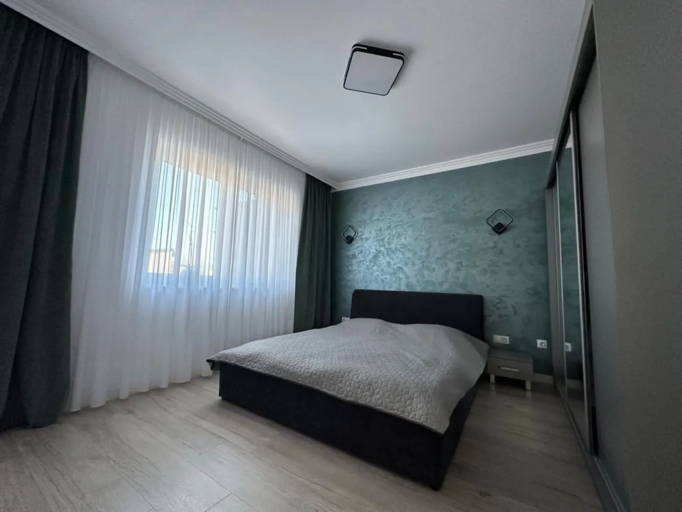 Vând apartament cu trei camere - De vânzare apartament cu 3 camere situat într-un complex rezidențial nou finalizat in 2021. Blocul este situat pe strada Floare de colț și dispune de cinci apartamente.

Această proprietate beneficiază de o compartimentare decomandată, ceea ce înseamnă că spațiile de locuit sunt separate și oferă o intimitate crescută.
Cu un design modern și luxos, acest apartament se remarcă prin atenția la detalii și utilizarea de materiale premium. Finisajele de calitate conferă un aspect sofisticat și elegant, creând un ambient primitor și plin de rafinament în fiecare colț al apartamentului. 
Suprafața generoasă a living-ului oferă un mediu prietenos pentru relaxare și socializare. 
Această proprietate include o terasă prietenoasă și un loc de parcare.
Apartamentul este compartimentat astfel:
2 dormitoare, living open space cu bucătăria și o baie generoasă.

Pentru mai multe detalii vă aștept în privat.