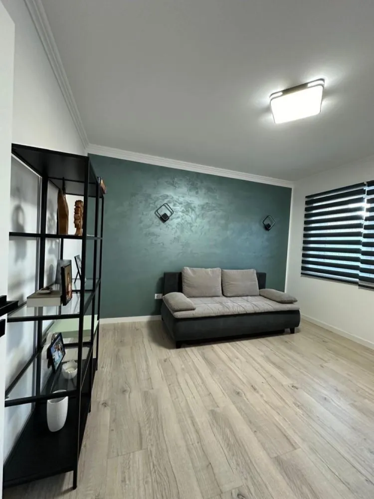 Vând apartament cu trei camere - De vânzare apartament cu 3 camere situat într-un complex rezidențial nou finalizat in 2021. Blocul este situat pe strada Floare de colț și dispune de cinci apartamente.

Această proprietate beneficiază de o compartimentare decomandată, ceea ce înseamnă că spațiile de locuit sunt separate și oferă o intimitate crescută.
Cu un design modern și luxos, acest apartament se remarcă prin atenția la detalii și utilizarea de materiale premium. Finisajele de calitate conferă un aspect sofisticat și elegant, creând un ambient primitor și plin de rafinament în fiecare colț al apartamentului. 
Suprafața generoasă a living-ului oferă un mediu prietenos pentru relaxare și socializare. 
Această proprietate include o terasă prietenoasă și un loc de parcare.
Apartamentul este compartimentat astfel:
2 dormitoare, living open space cu bucătăria și o baie generoasă.

Pentru mai multe detalii vă aștept în privat.