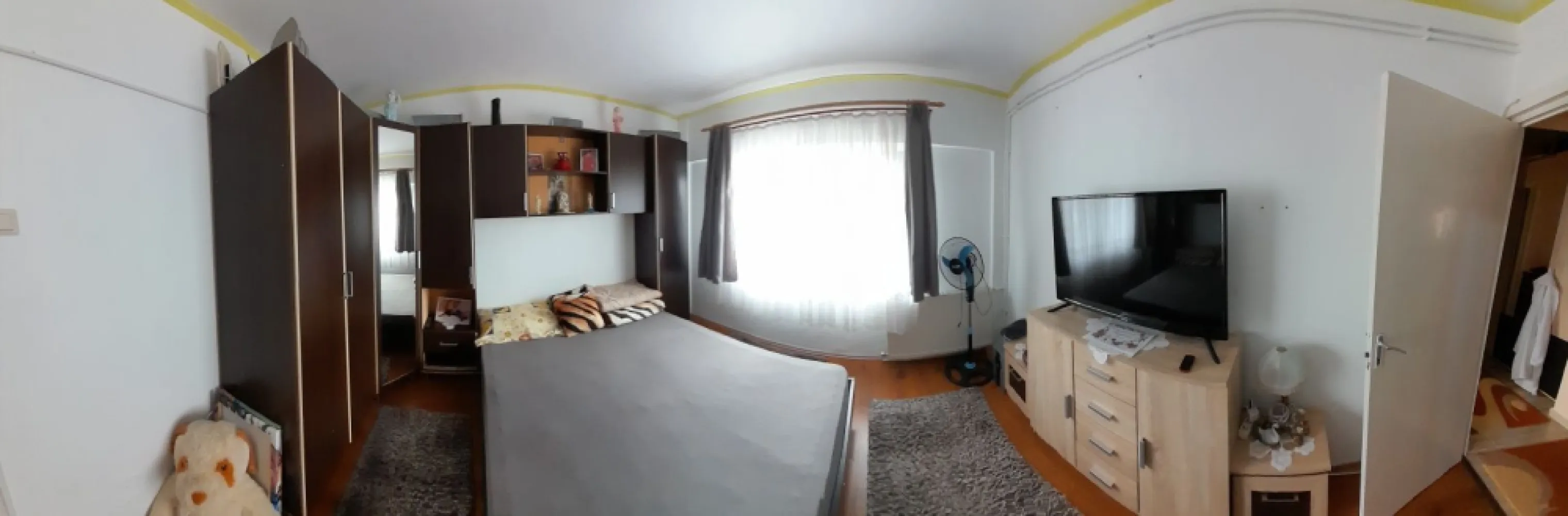 Apartament 3 camere - De vanzare ap. Carpati 2
Compartimentat astfel :
- 3 camere decomandate
- 2 bai
- debara in bucatarie si pe balcon
- balcon mare la bucatarie
- loc de parcare
- boxa in beci uscat
Este situat la un minut distanta de 2 statii de autobuz, cu directii in tot orasul, magazine la 2-3 minute, scoala- gradinita in apropiere