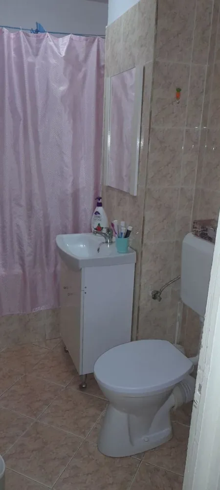 Apartament 3 camere - De vanzare ap. Carpati 2
Compartimentat astfel :
- 3 camere decomandate
- 2 bai
- debara in bucatarie si pe balcon
- balcon mare la bucatarie
- loc de parcare
- boxa in beci uscat
Este situat la un minut distanta de 2 statii de autobuz, cu directii in tot orasul, magazine la 2-3 minute, scoala- gradinita in apropiere