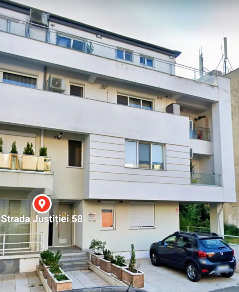 Bd Unirii Fantani, parcare subterana, sufragerie vitrata in totalitate - Cel mai vitrat apartament scos la vanzare.

Sufrageria vitrata de sus pana jos, vedere spre terasa si curte cu gradina interioara.
Terasa 9 mp. 

Suprafata construita 82 mp. Suprafata utila 67 mp.

2 bai, 2 camere, parchet lux din lemn masiv de nuc natural ( 500 eur/ mp ), incalizare in pardoseala, centrala electrica.

Aparate de aer conditionat smart home.

Utilat si mobilat.

Imobil cochet cu 12 apartamente, finalizat in anul 2017, Justitiei 58-60.

Et 1 din 2. Lift ce coboara din parcarea subterana in fata usii de acces in apartament. 

Vecini deosebiti.

Loc de parcare masiv in parcarea subterana. 

Apartament inchiriat incepand cu anul 2021, perioada nedeterminata, chirie achitata de Ministerul Justitiei.

Pentru mai multe oferte accesați www.ageuropa.ro