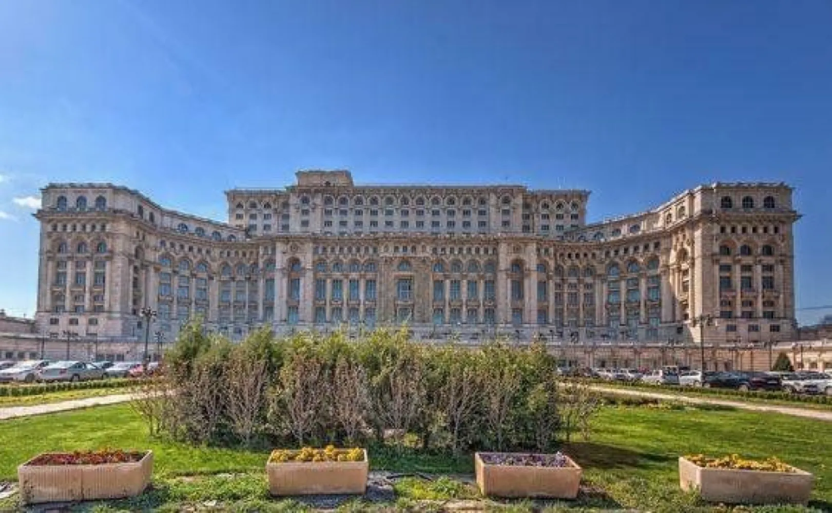 Bd Unirii Fantani, parcare subterana, sufragerie vitrata in totalitate - Cel mai vitrat apartament scos la vanzare.

Sufrageria vitrata de sus pana jos, vedere spre terasa si curte cu gradina interioara.
Terasa 9 mp. 

Suprafata construita 82 mp. Suprafata utila 67 mp.

2 bai, 2 camere, parchet lux din lemn masiv de nuc natural ( 500 eur/ mp ), incalizare in pardoseala, centrala electrica.

Aparate de aer conditionat smart home.

Utilat si mobilat.

Imobil cochet cu 12 apartamente, finalizat in anul 2017, Justitiei 58-60.

Et 1 din 2. Lift ce coboara din parcarea subterana in fata usii de acces in apartament. 

Vecini deosebiti.

Loc de parcare masiv in parcarea subterana. 

Apartament inchiriat incepand cu anul 2021, perioada nedeterminata, chirie achitata de Ministerul Justitiei.

Pentru mai multe oferte accesați www.ageuropa.ro