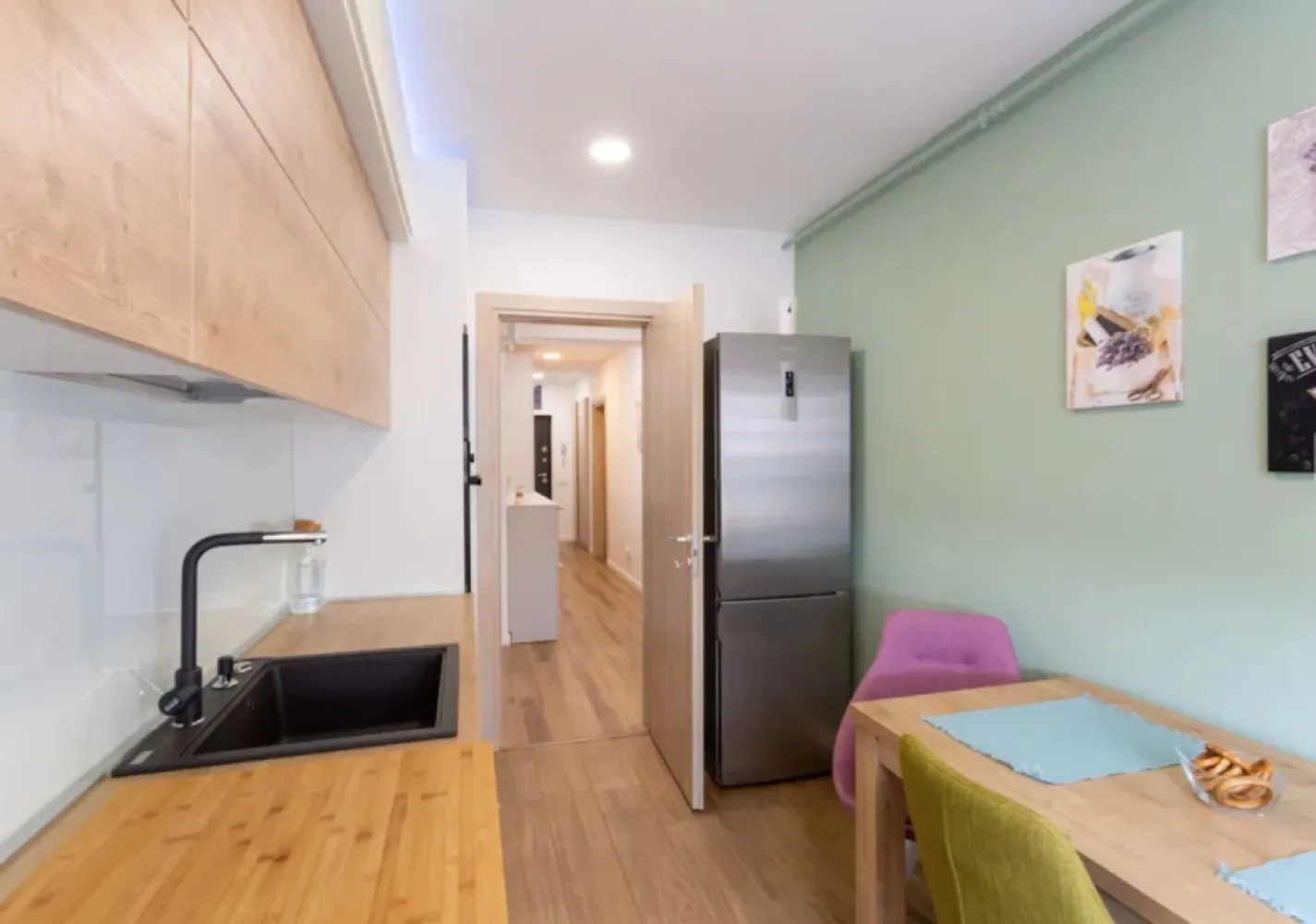 Ap. 3 cam. 87 mp de inchiriat + parcare subterana Mihai Bravu - Agentia Europa inchiriaza un apartament cu 3 camere, complet mobilat și utilat, cu o suprafață generoasă de 87 mp, fiind la prima inchiriere.
Apartamentul se afla intr-un bloc nou, la 2 minute distanta de Metrou Mihai Bravu, oferă un living spațios, două dormitoare confortabile, doua bai și o bucătărie modernă complet echipată. Dispune de centrala proprie, masina de spalat, masina de spalat vase, TV, AC si toate celelalte electrocasnice necesare. Aditional, dispune de 2 balcoane, unul fiind inchis si un loc de parcare in subteran.